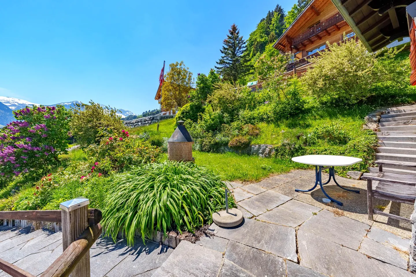 Chalet with panoramic mountain views - Photo 8 of 15