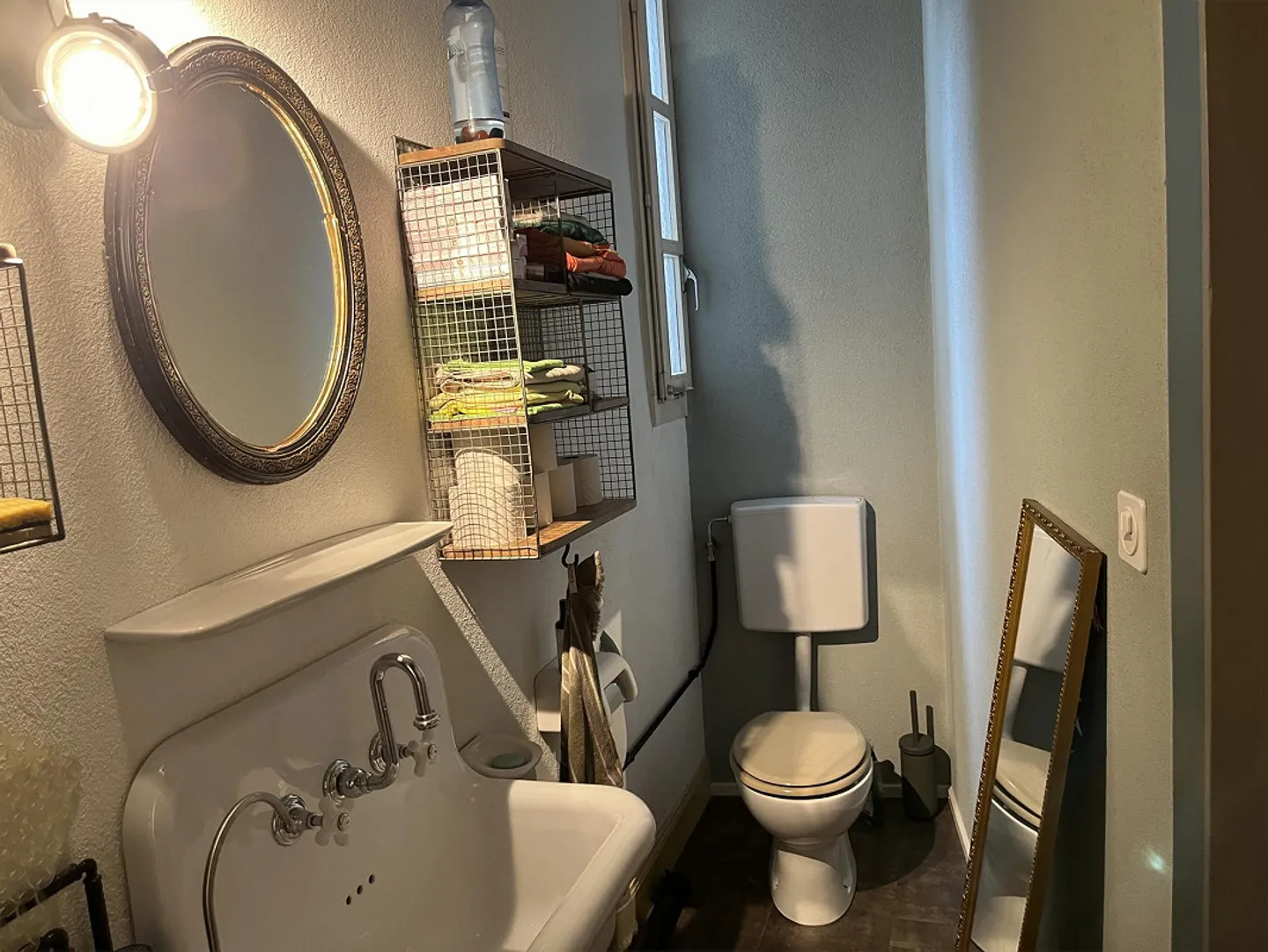 Espace commercial magnifiquement rénové avec style dans un bâtiment historique dans une rue calme - Photo 8 sur 10