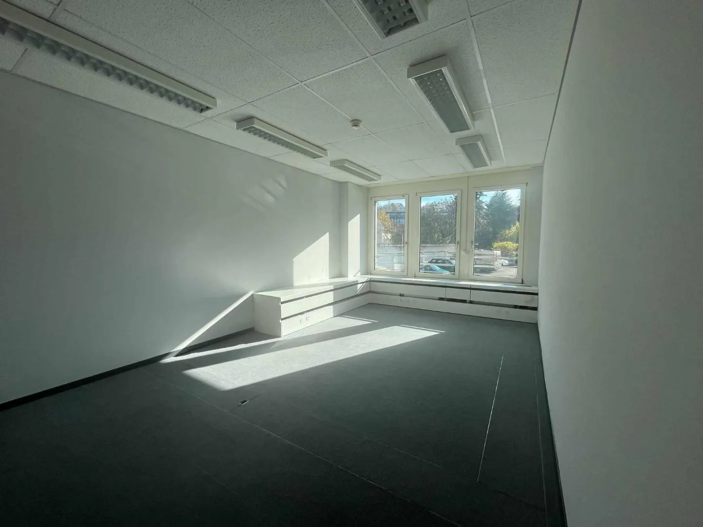 Bureau spacieux près de l'aéroport - Photo 6 sur 10