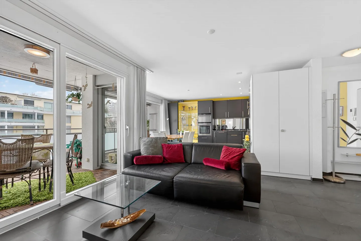 Moderne 2.5-Zimmer-Wohnung mit Balkon und Garage in Luzern - Foto 2 von 8