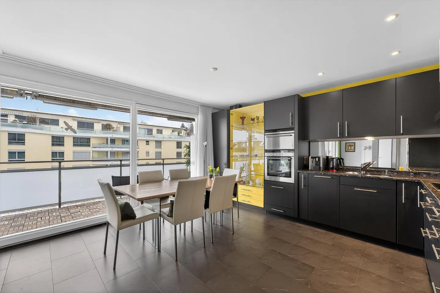 Moderne 2.5-Zimmer-Wohnung mit Balkon und Garage in Luzern - Foto 4 von 8