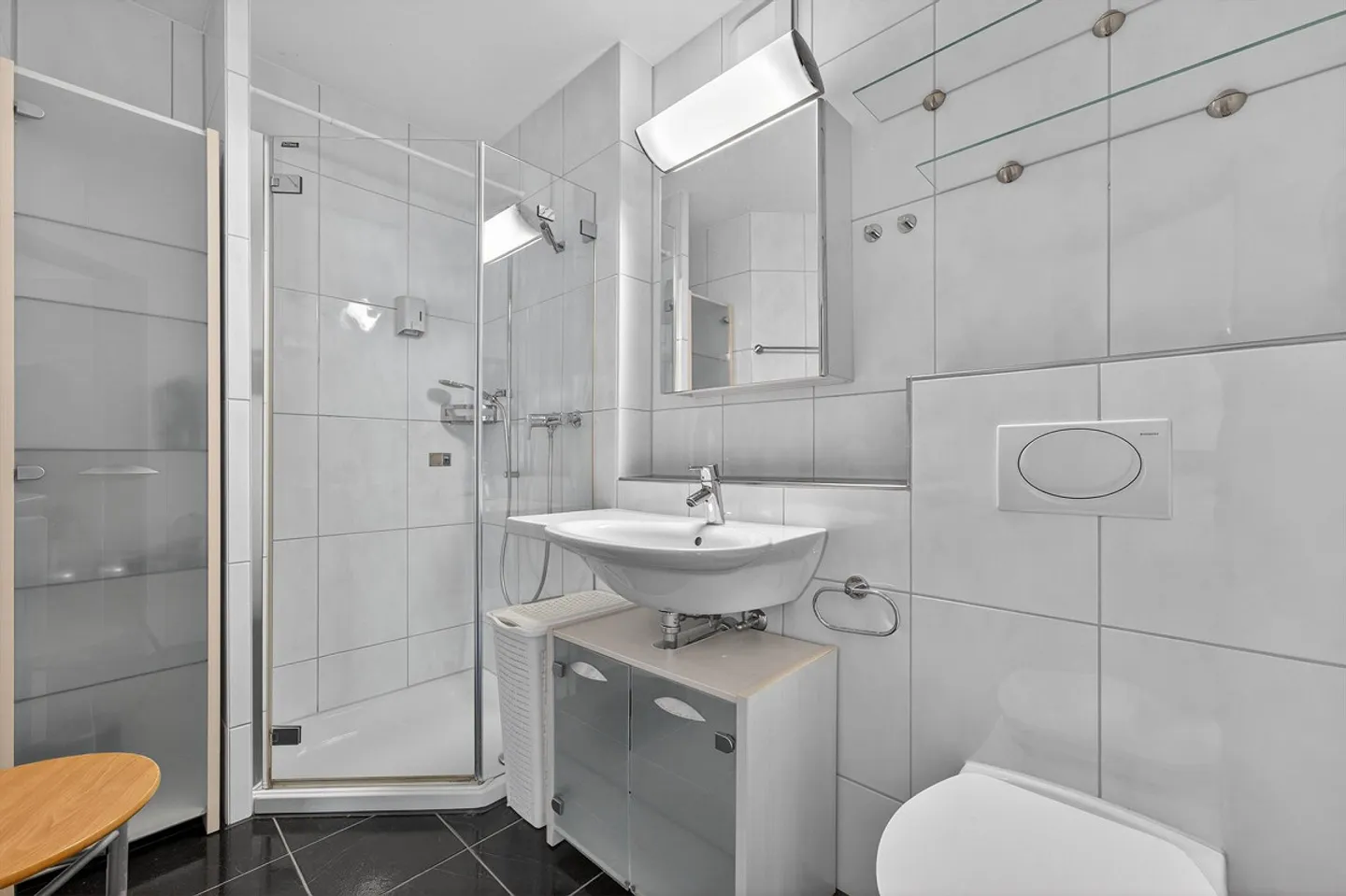 Moderne 2.5-Zimmer-Wohnung mit Balkon und Garage in Luzern - Foto 6 von 8