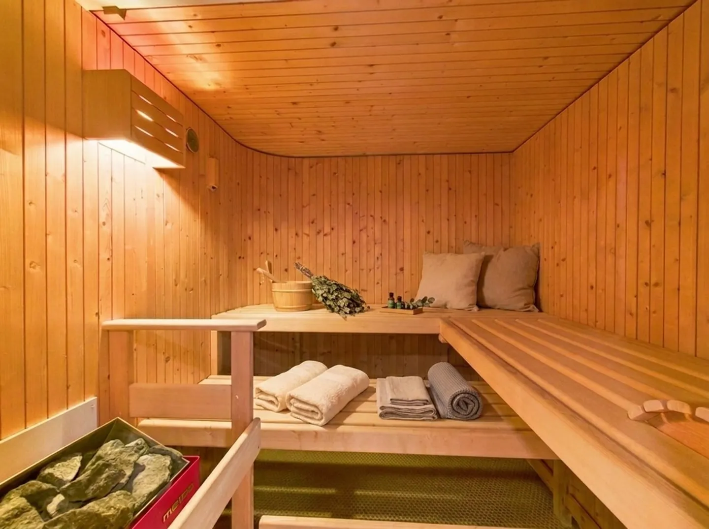 Spacious 6.5-room single-family house with pool & garage, Binningen - Photo 12 of 13
