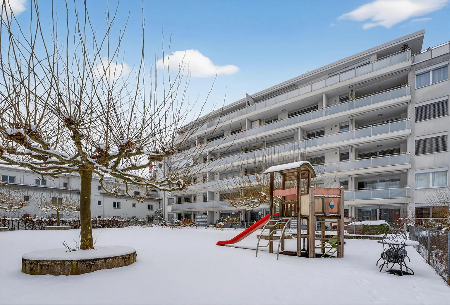 Moderne 2.5-Zimmer-Wohnung mit Balkon und Garage in Luzern - Foto 1 von 8