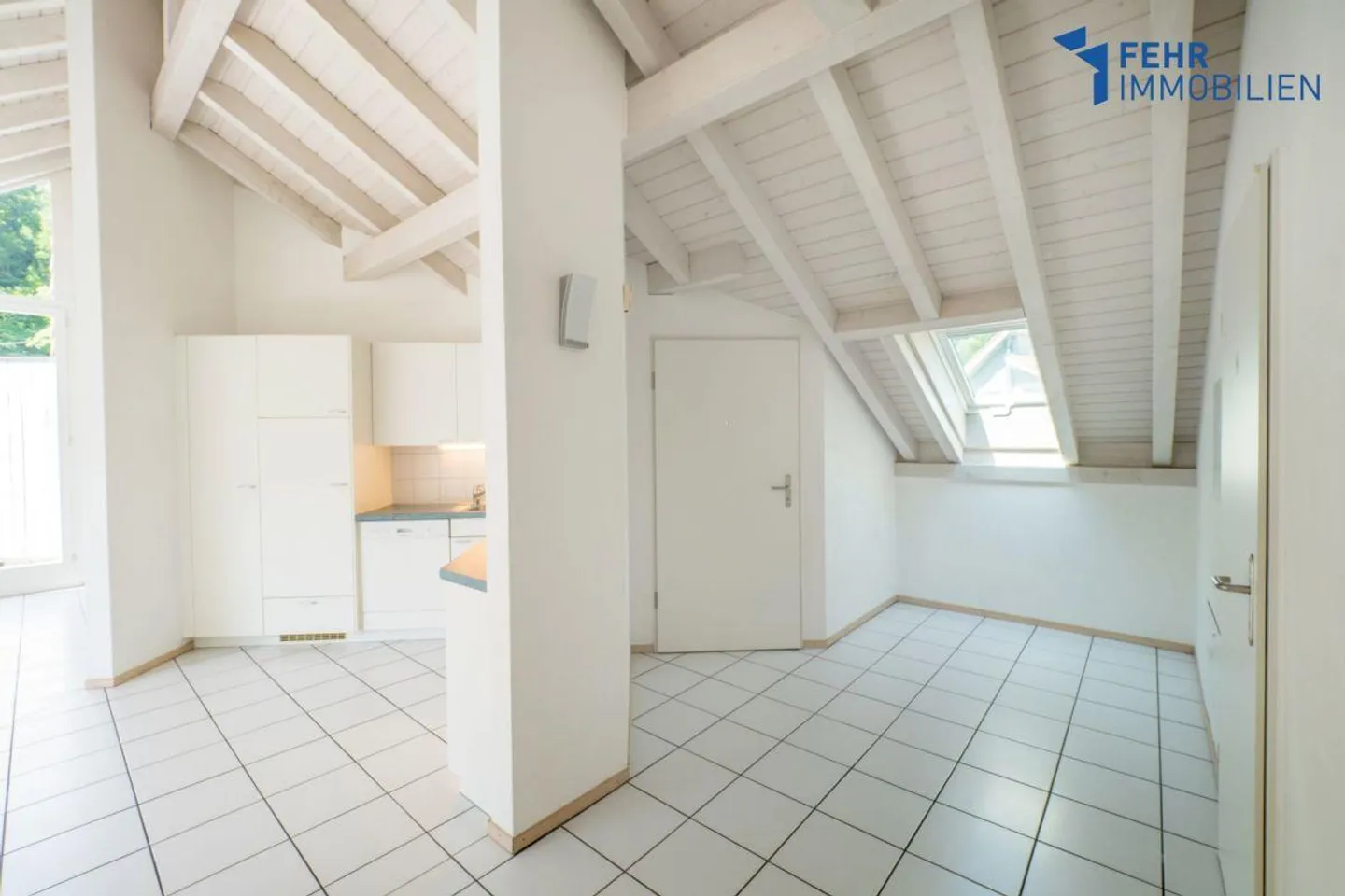 Fehr Immobilier - Appartement en attique confortable de 4½ pièces - Photo 2 sur 13