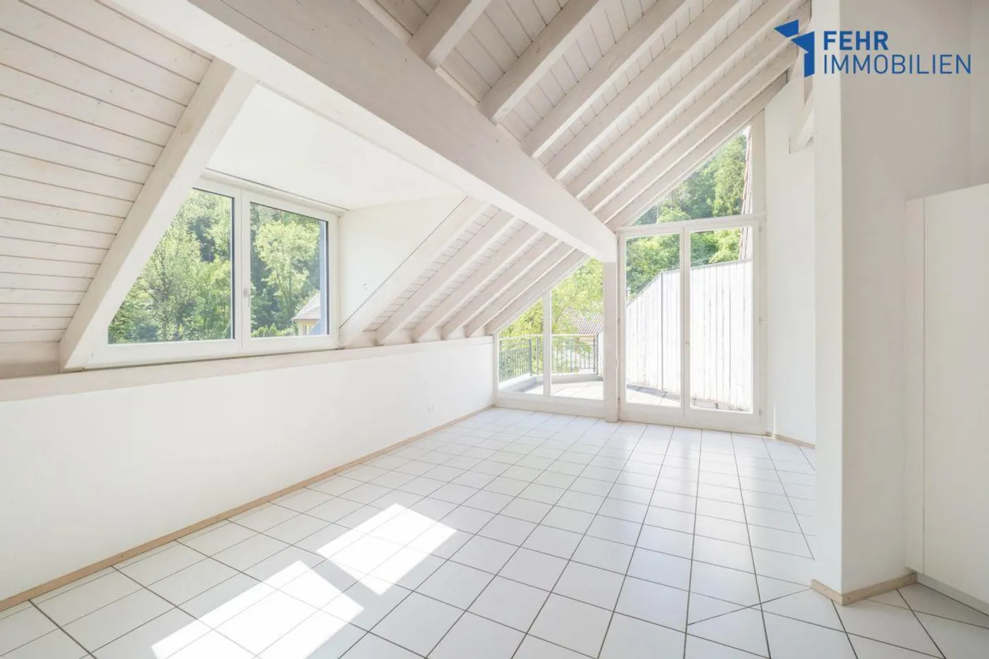 Fehr Immobilier - Appartement en attique confortable de 4½ pièces - Photo 3 sur 13