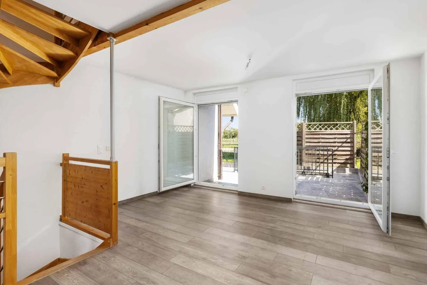 Ecological and refined triplex in the heart of Perroy - Photo 4 of 13