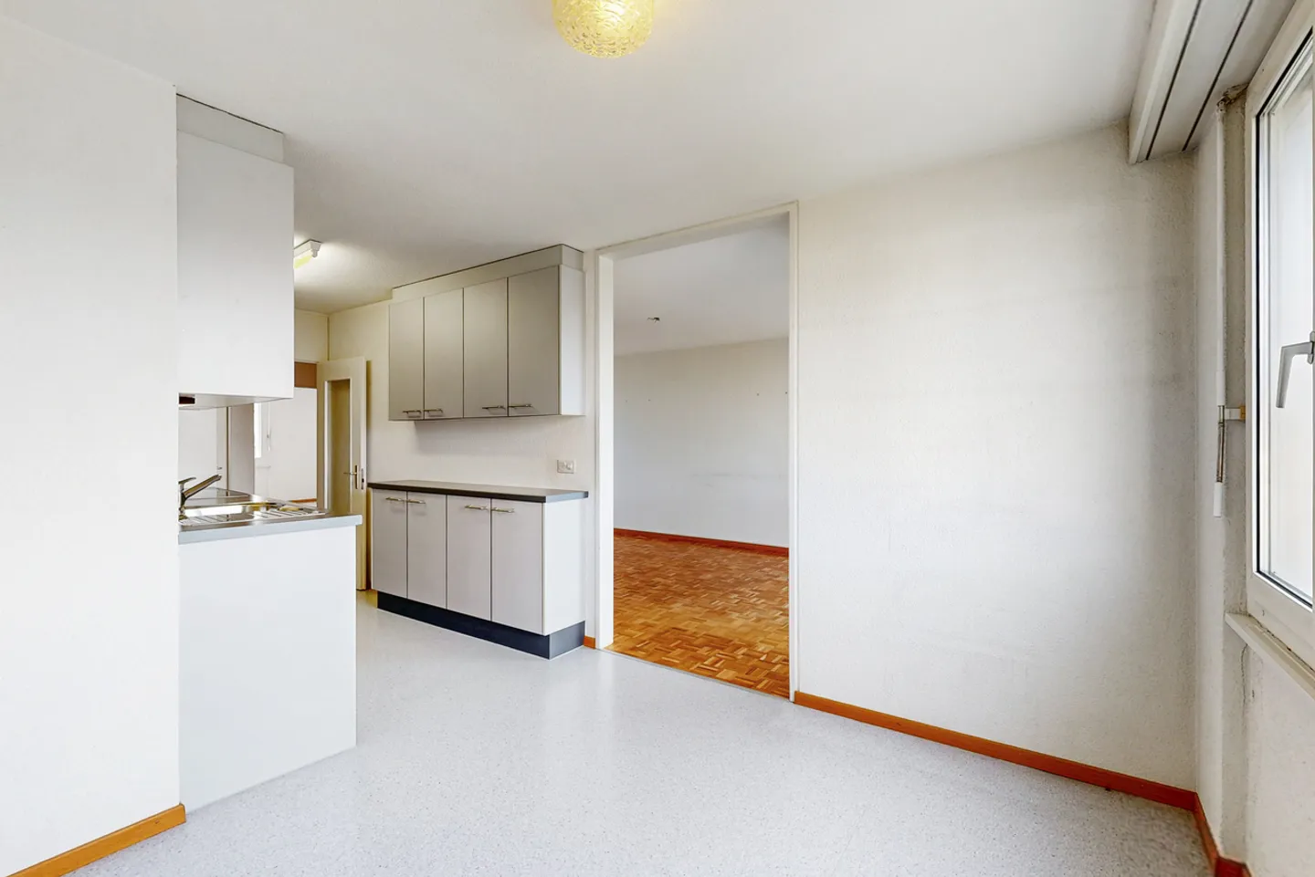 Charming Apartment in Family Area - Photo 5 of 10