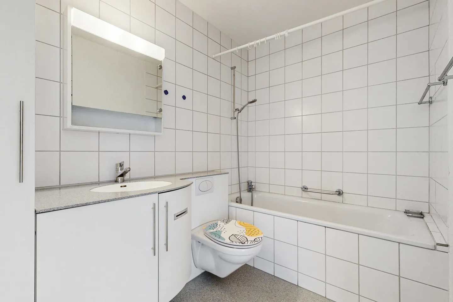 Charming Apartment in Family Area - Photo 8 of 10