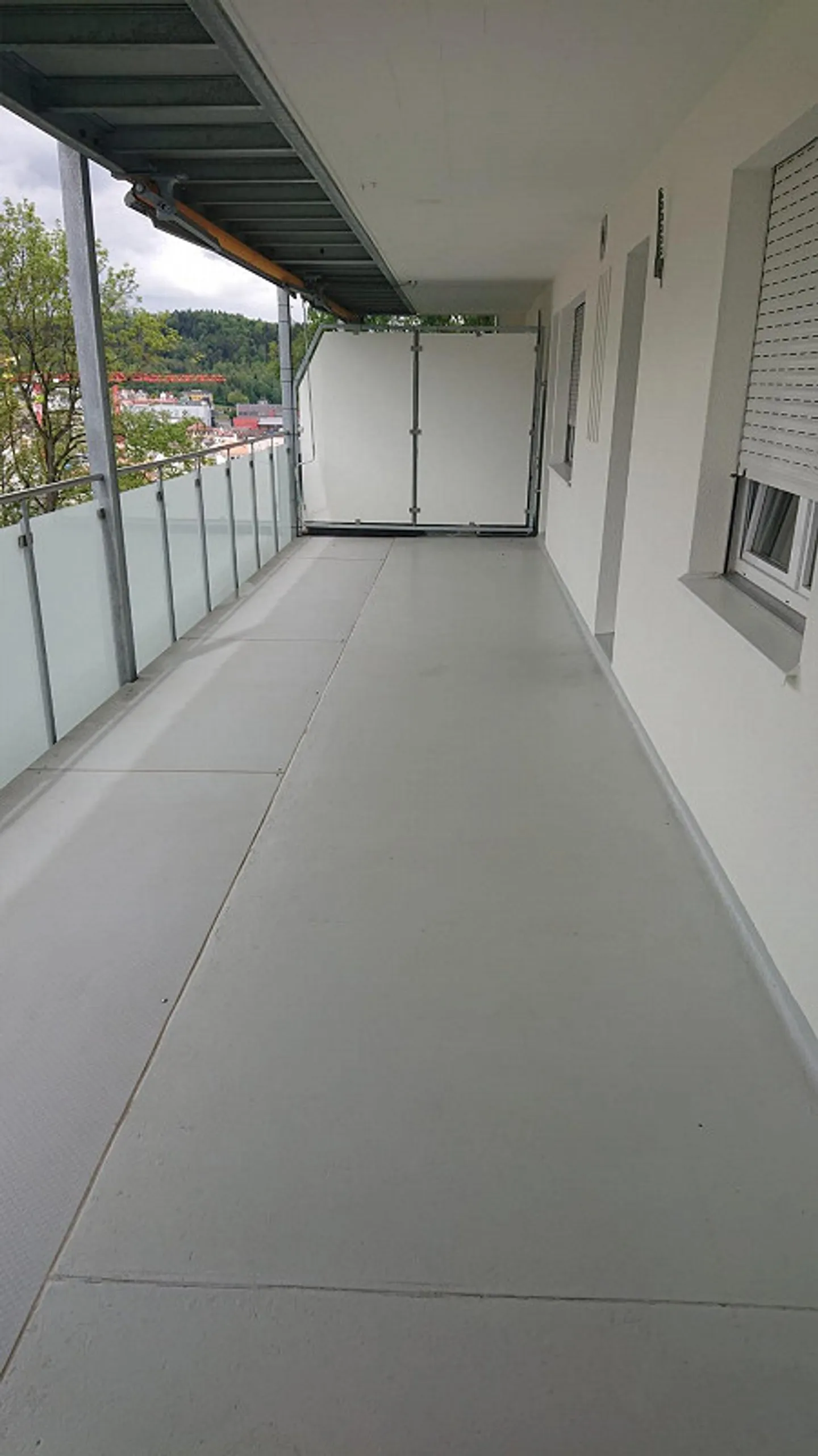 Appartement rénové de 3,5 pièces proche du centre avec grand balcon - Photo 1 sur 9