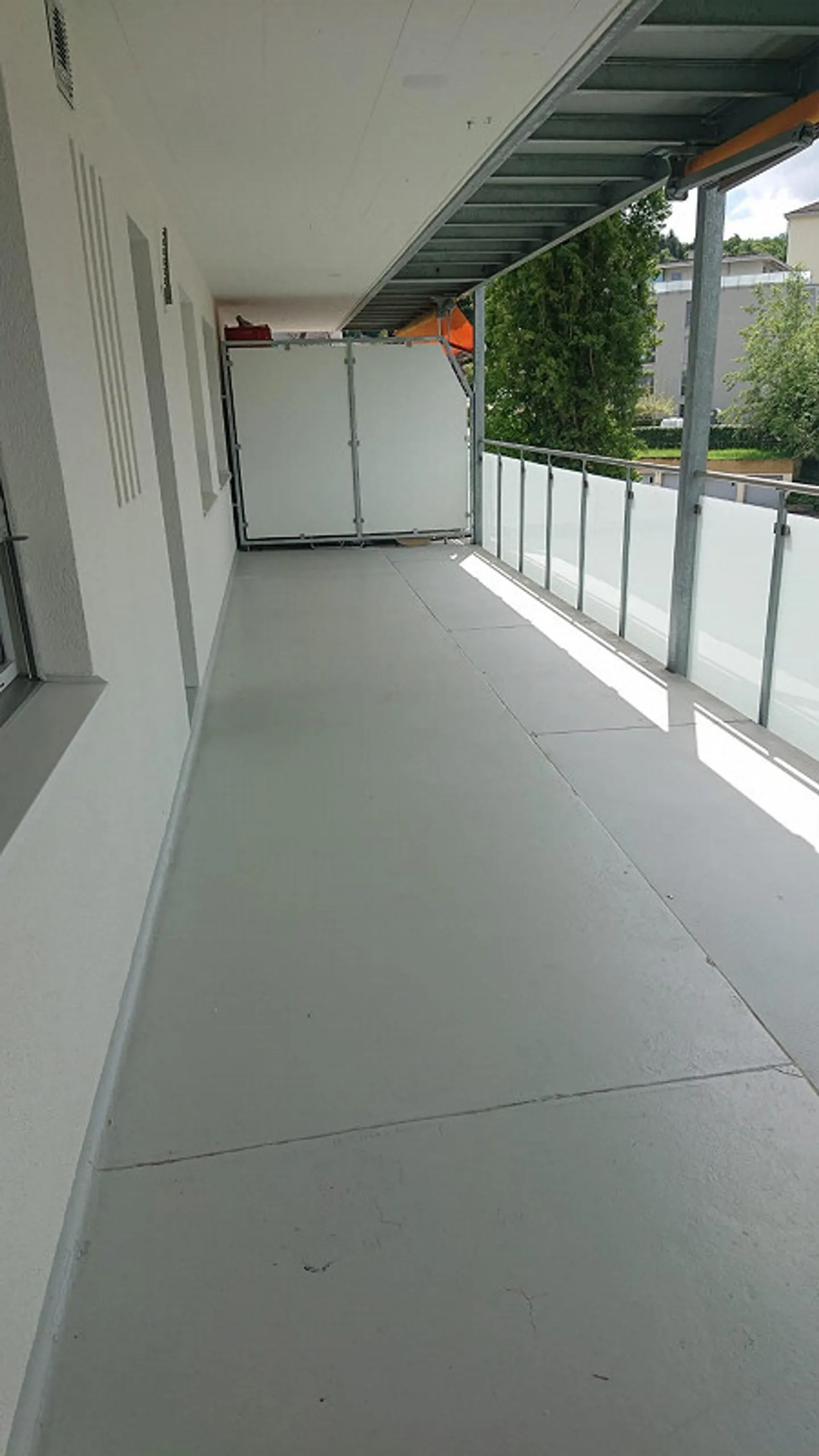 Appartement rénové de 3,5 pièces proche du centre avec grand balcon - Photo 2 sur 9