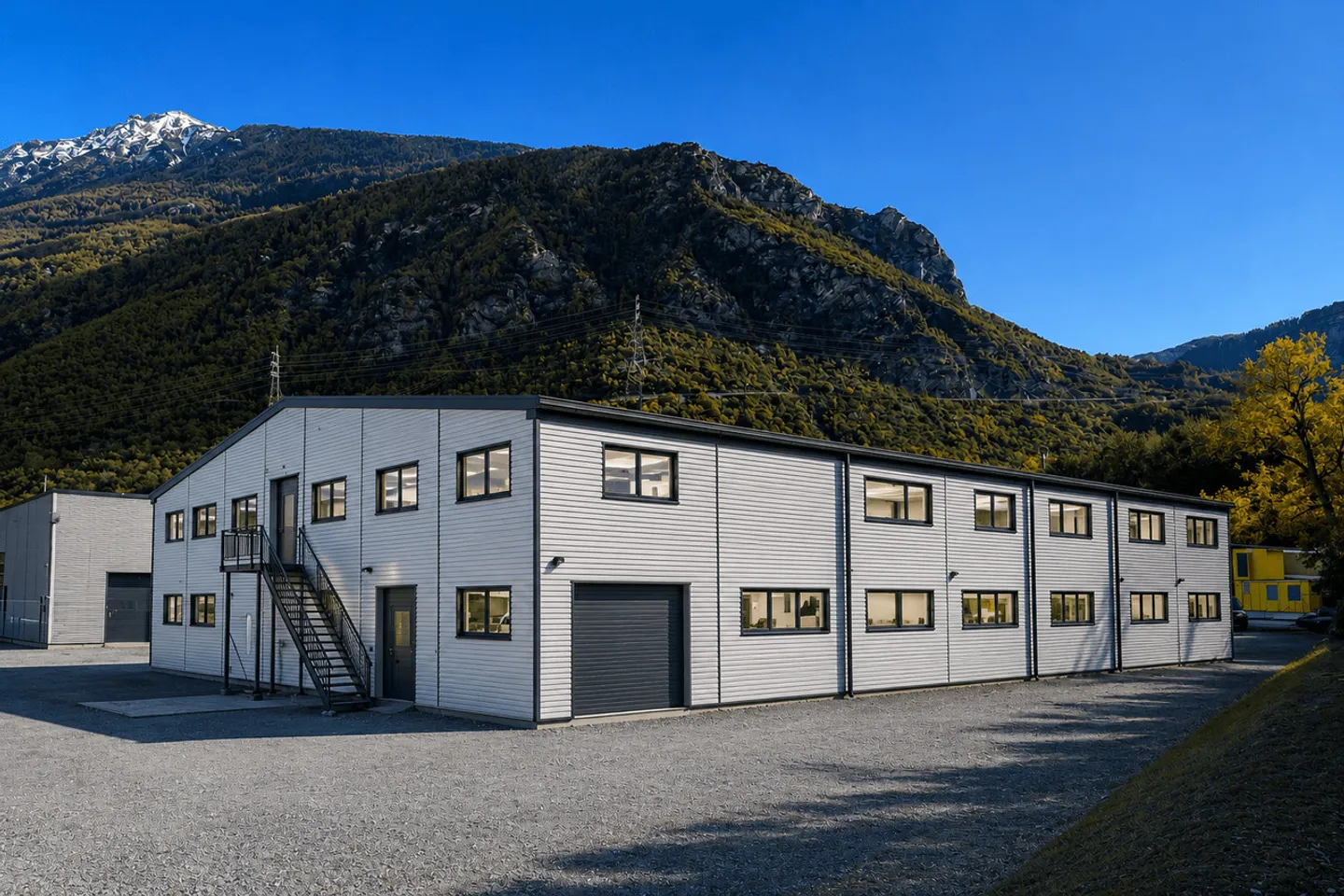 SIERRE - HALLE INDUSTRIELLE DE 2'200 M2 AVEC PROJET DE TRANSFORMATION - Foto 1 von 13