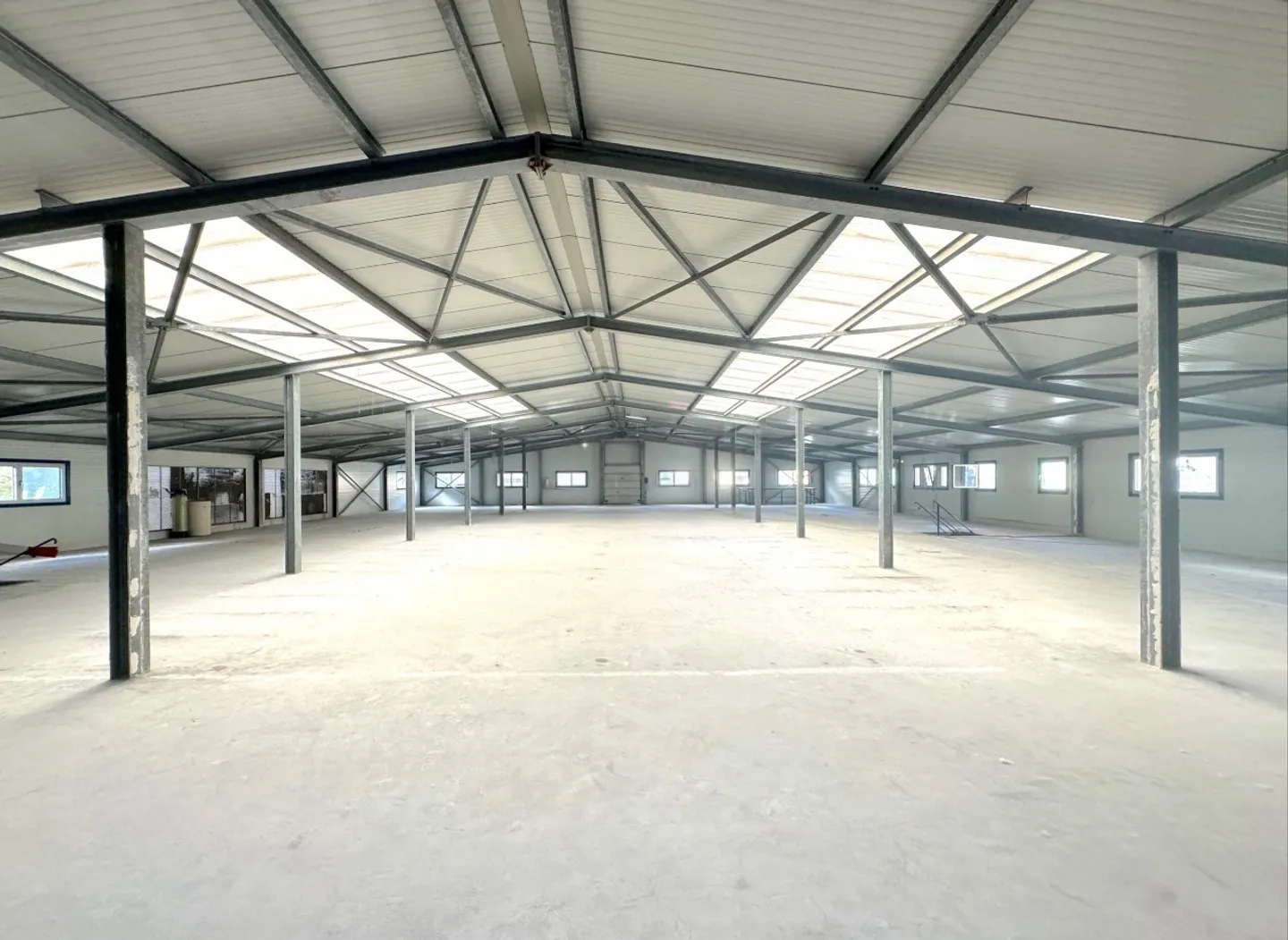 SIERRE - HALLE INDUSTRIELLE DE 2'200 M2 AVEC PROJET DE TRANSFORMATION - Foto 5 von 13