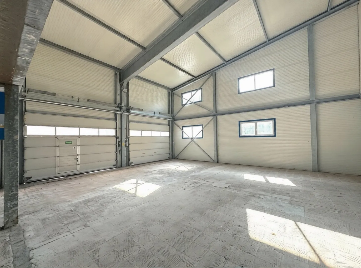 SIERRE - HALLE INDUSTRIELLE DE 2'200 M2 AVEC PROJET DE TRANSFORMATION - Foto 3 von 13