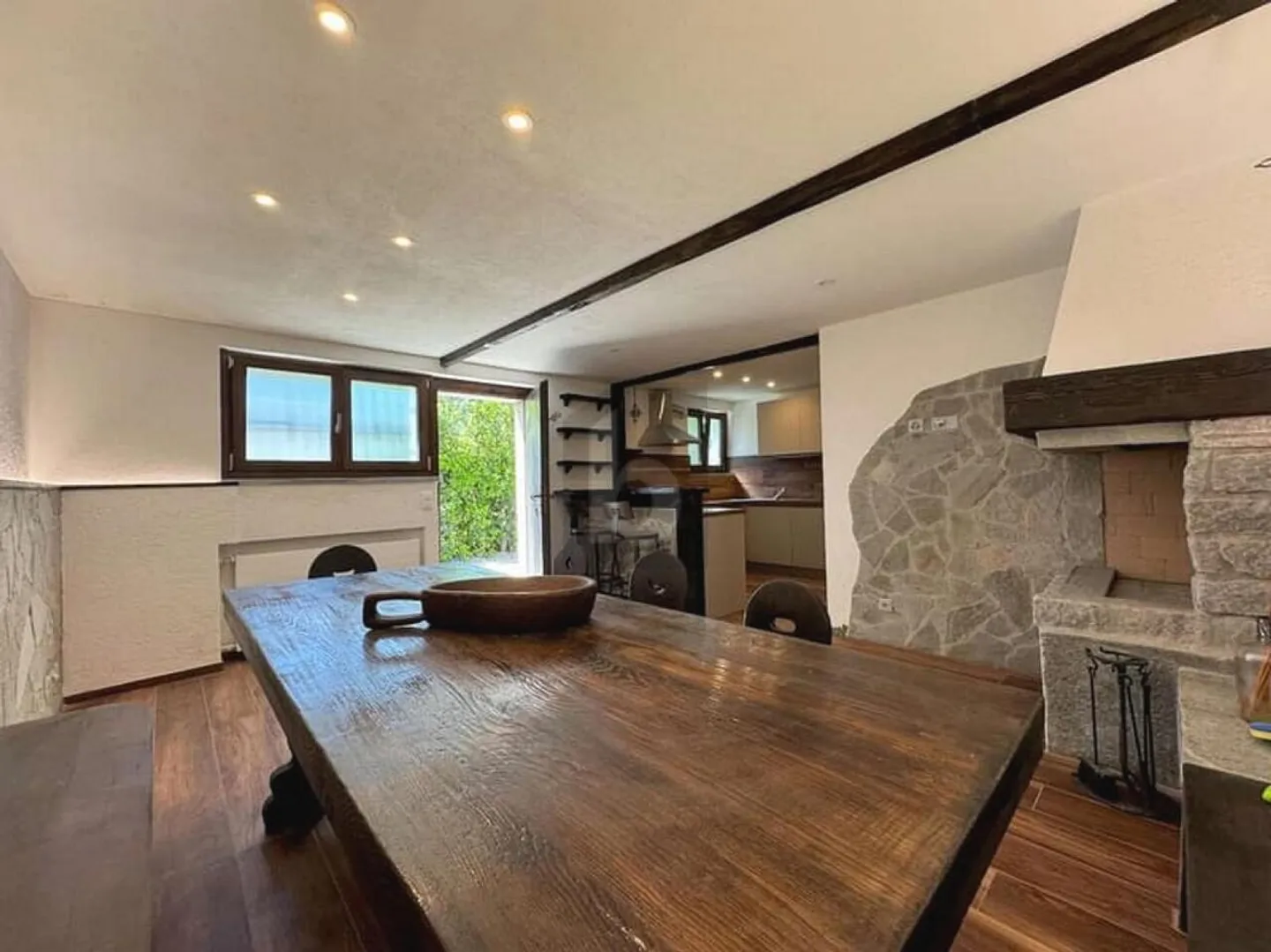 SPACIEUX ET ÉLÉGANT AVEC PISCINE ET VUE SUR LE LAC - Photo 2 sur 5