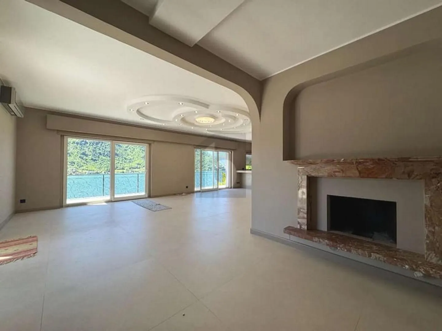 SPACIEUX ET ÉLÉGANT AVEC PISCINE ET VUE SUR LE LAC - Photo 3 sur 5