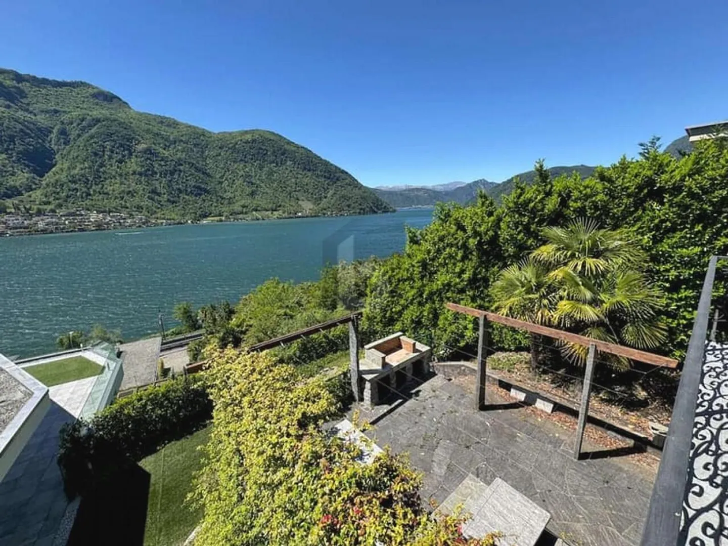 SPACIEUX ET ÉLÉGANT AVEC PISCINE ET VUE SUR LE LAC - Photo 4 sur 5