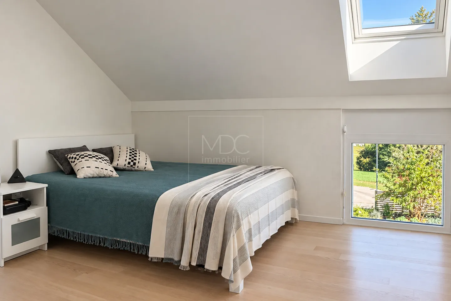 Modern Villa with Spacious Garden - Photo 9 of 17