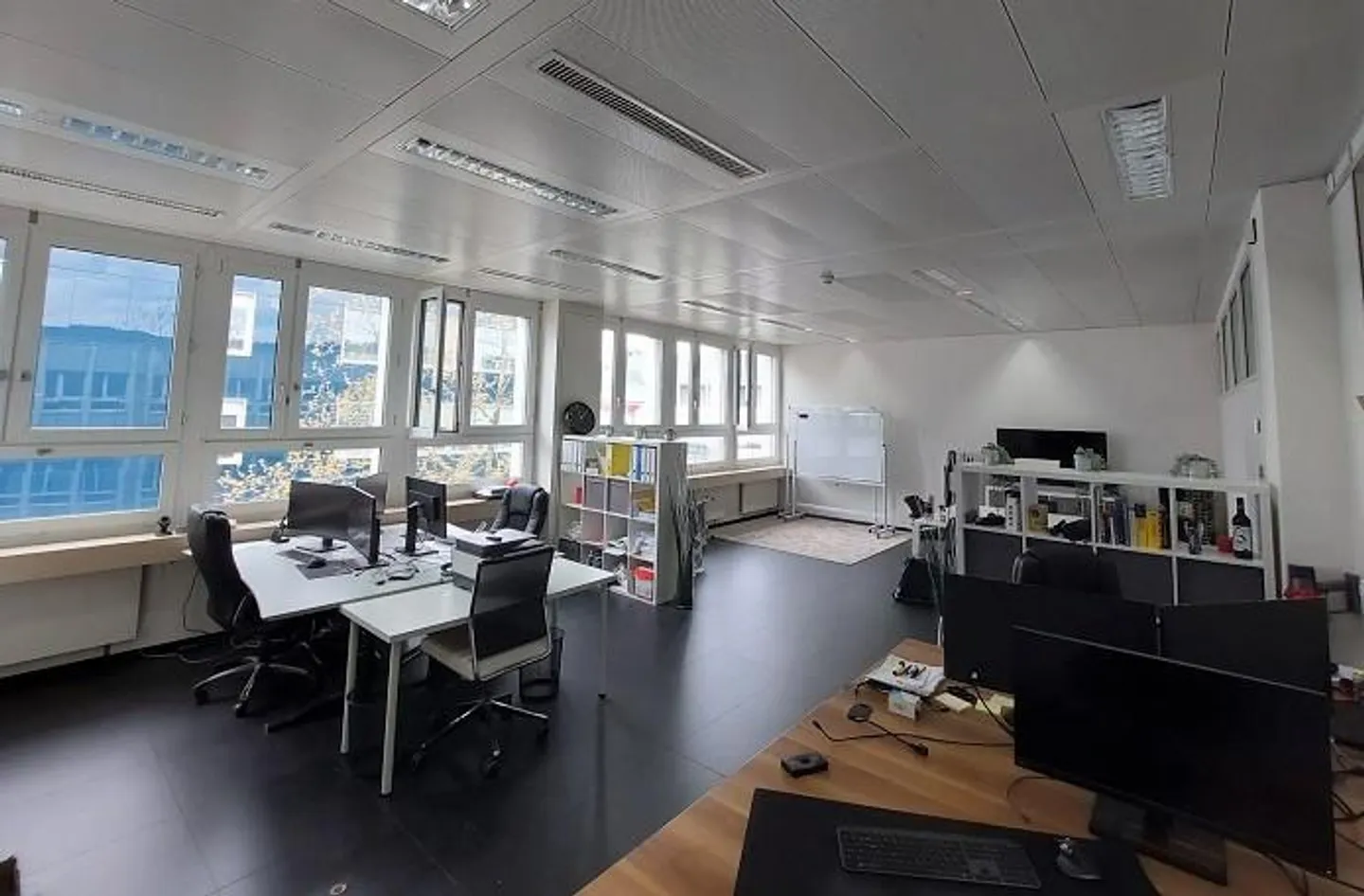 Bureau spacieux avec climatisation - Photo 1 sur 6