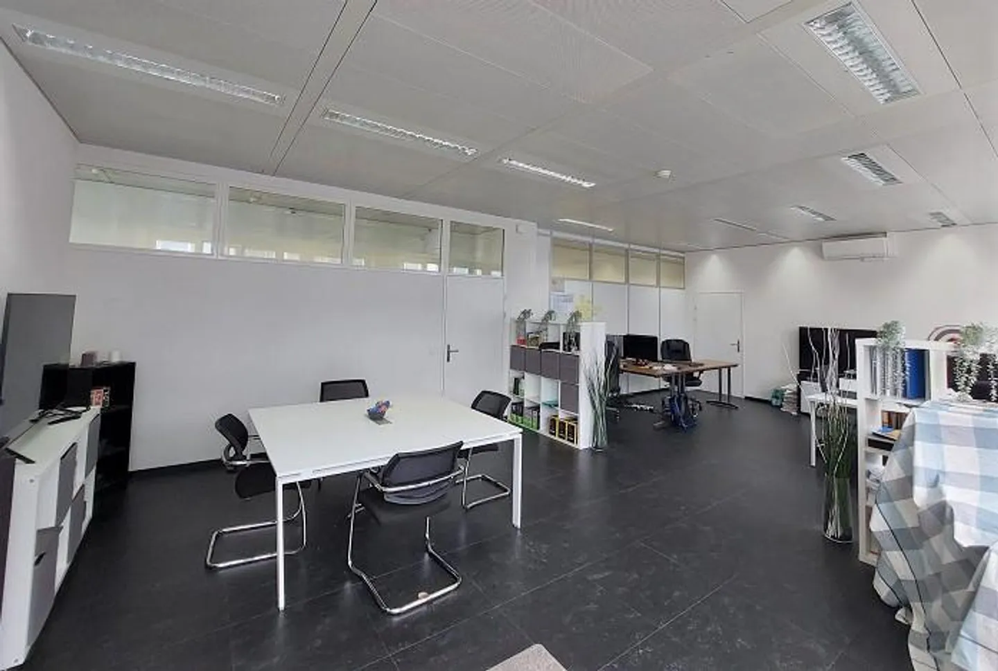 Bureau spacieux avec climatisation - Photo 3 sur 6
