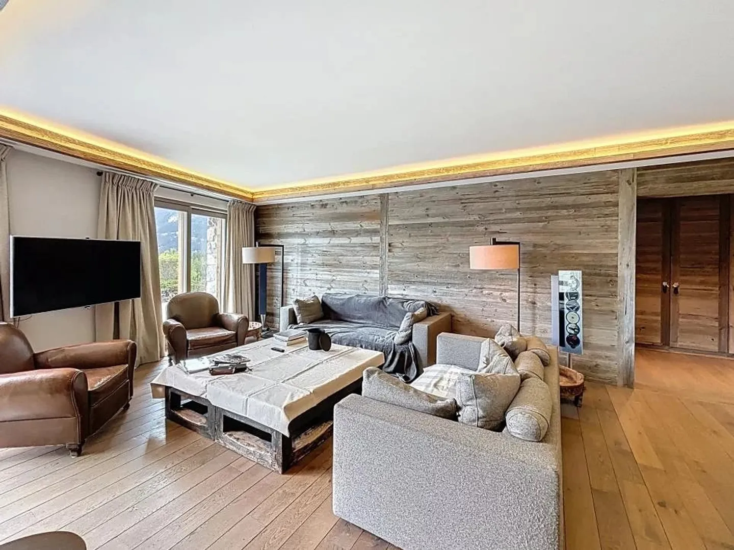 Magnificent 5.5 Room in a Luxury Residence, SPA, Fitness & Carnotzet - Photo 2 of 9