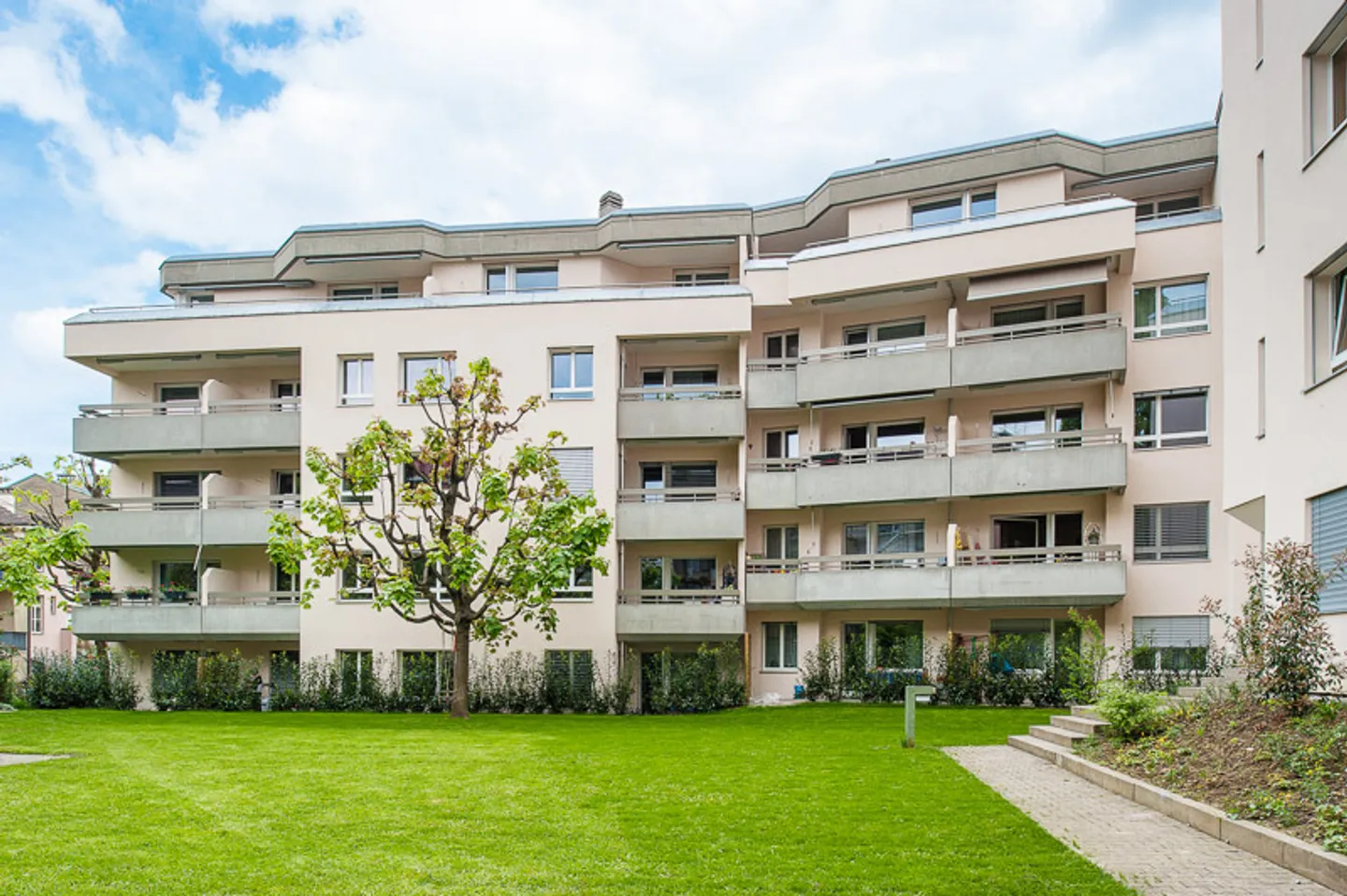 Vivere con piscina nel giardino in un quartiere tranquillo! - Foto 2 di 5