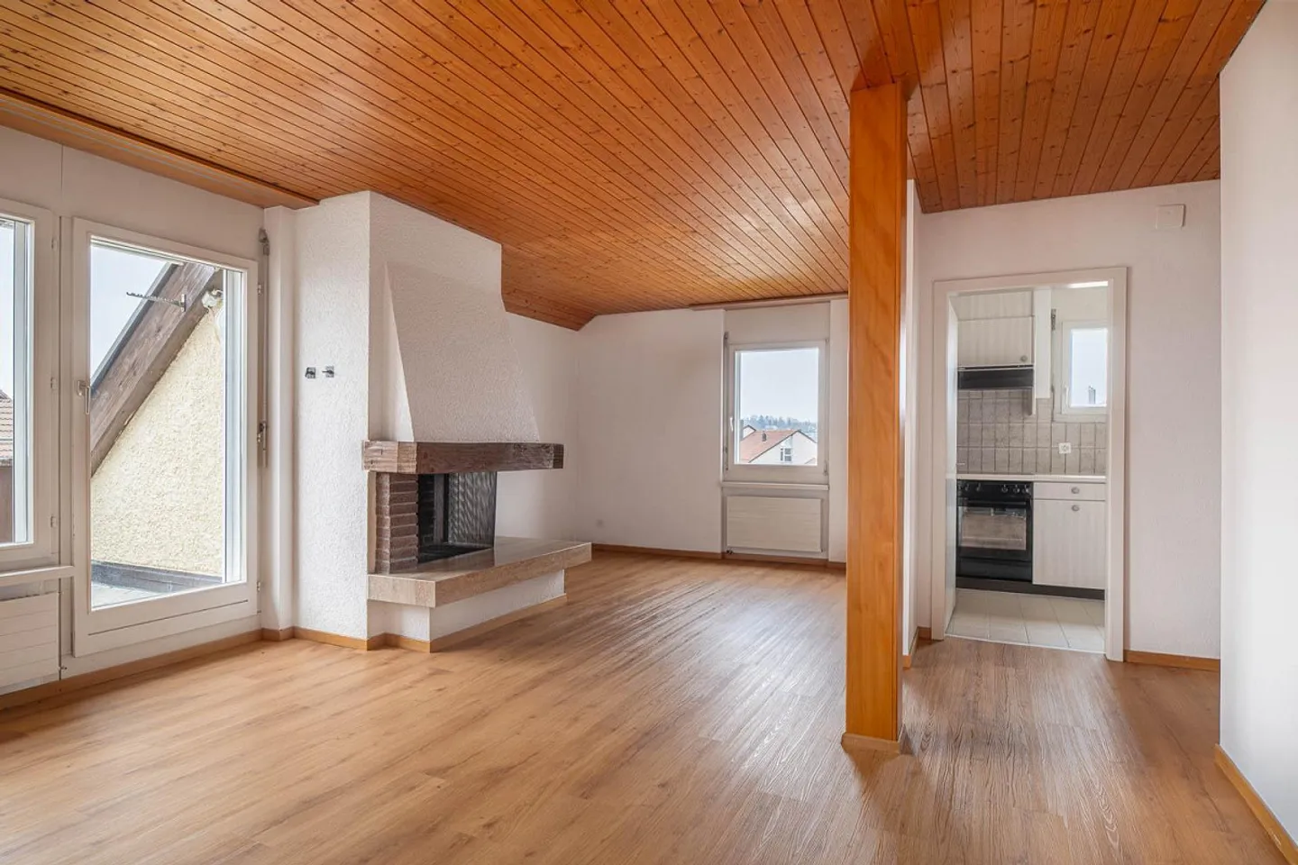 Charming 2.5-room attic apartment for rent in Brüttisellen - Photo 2 of 6