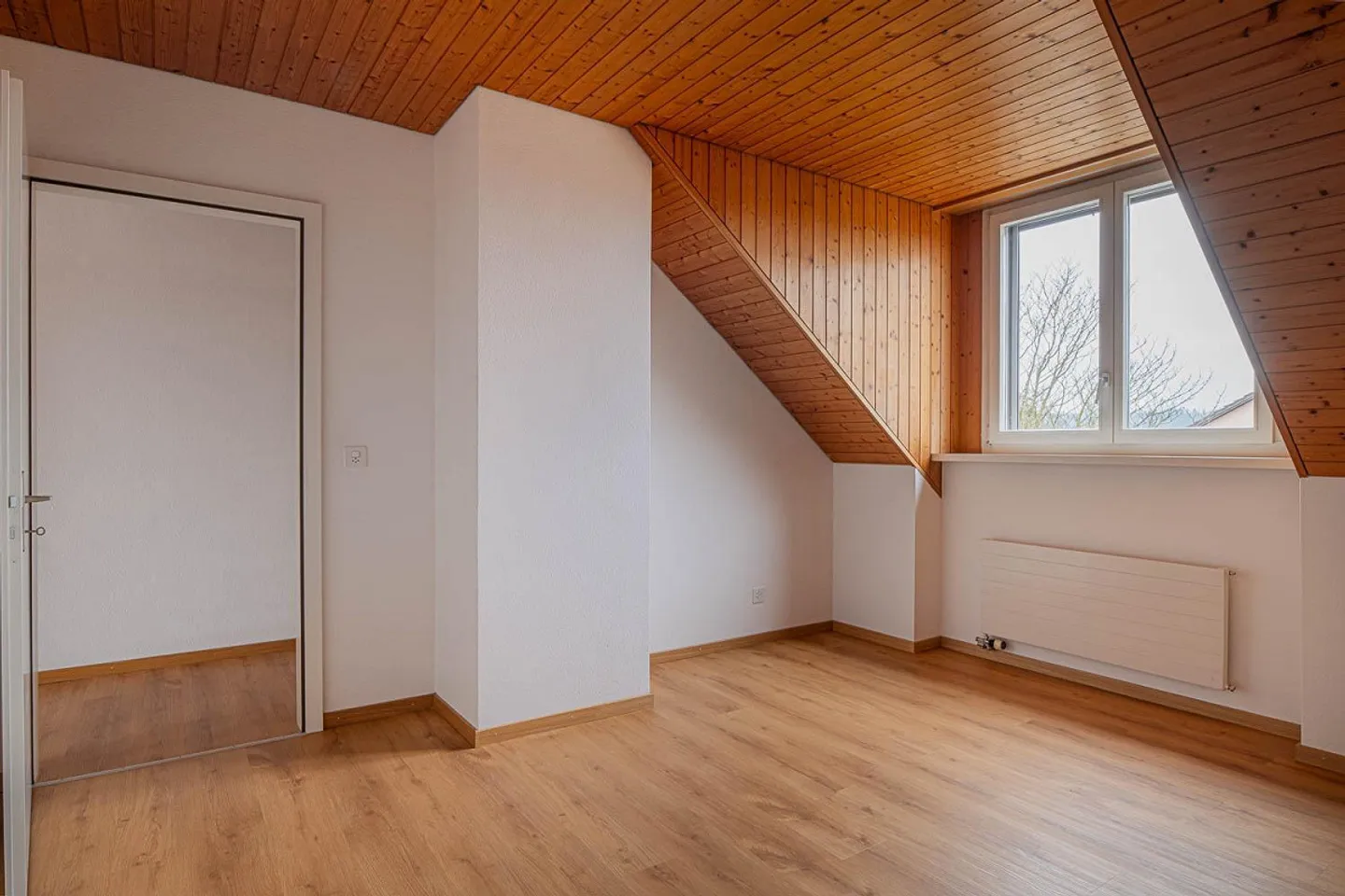 Charming 2.5-room attic apartment for rent in Brüttisellen - Photo 3 of 6