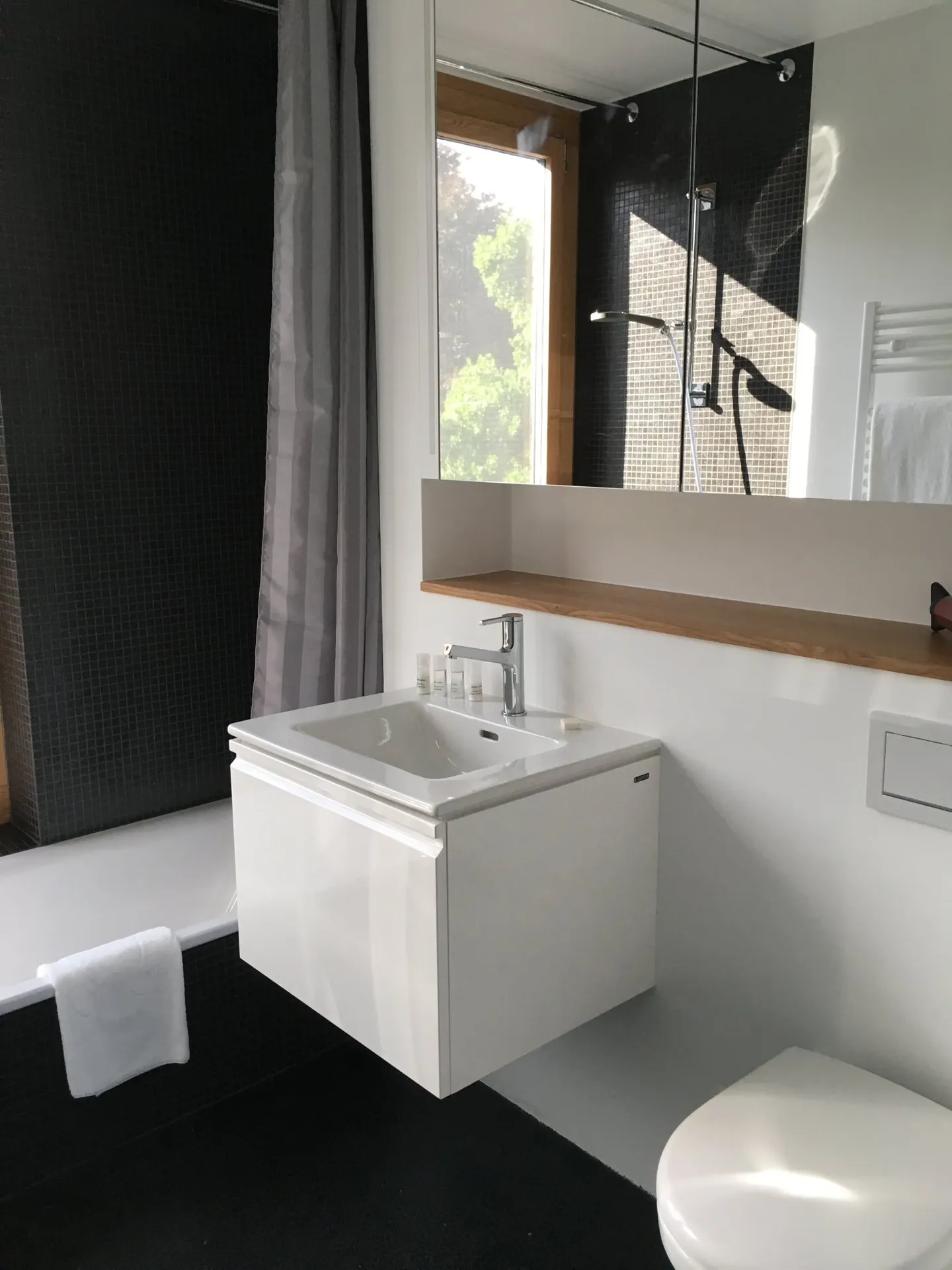 Appartement moderne avec terrasse - Photo 7 sur 8