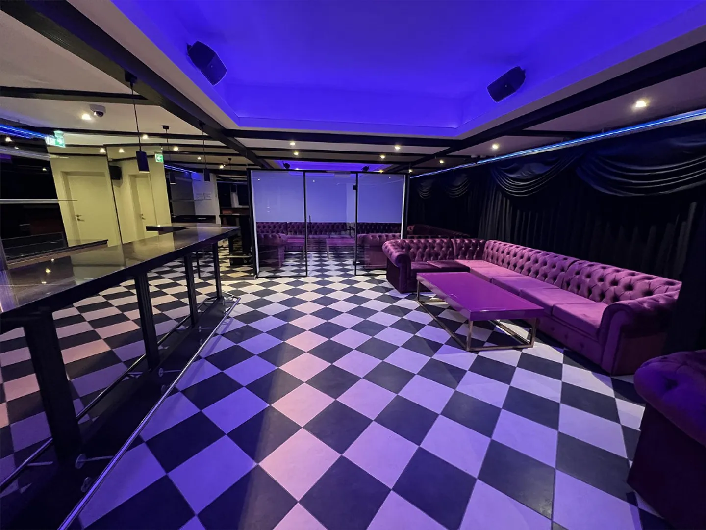 Bar opérationnelle avec équipements de pointe directement à la gare de Wil SG - Photo 2 sur 21