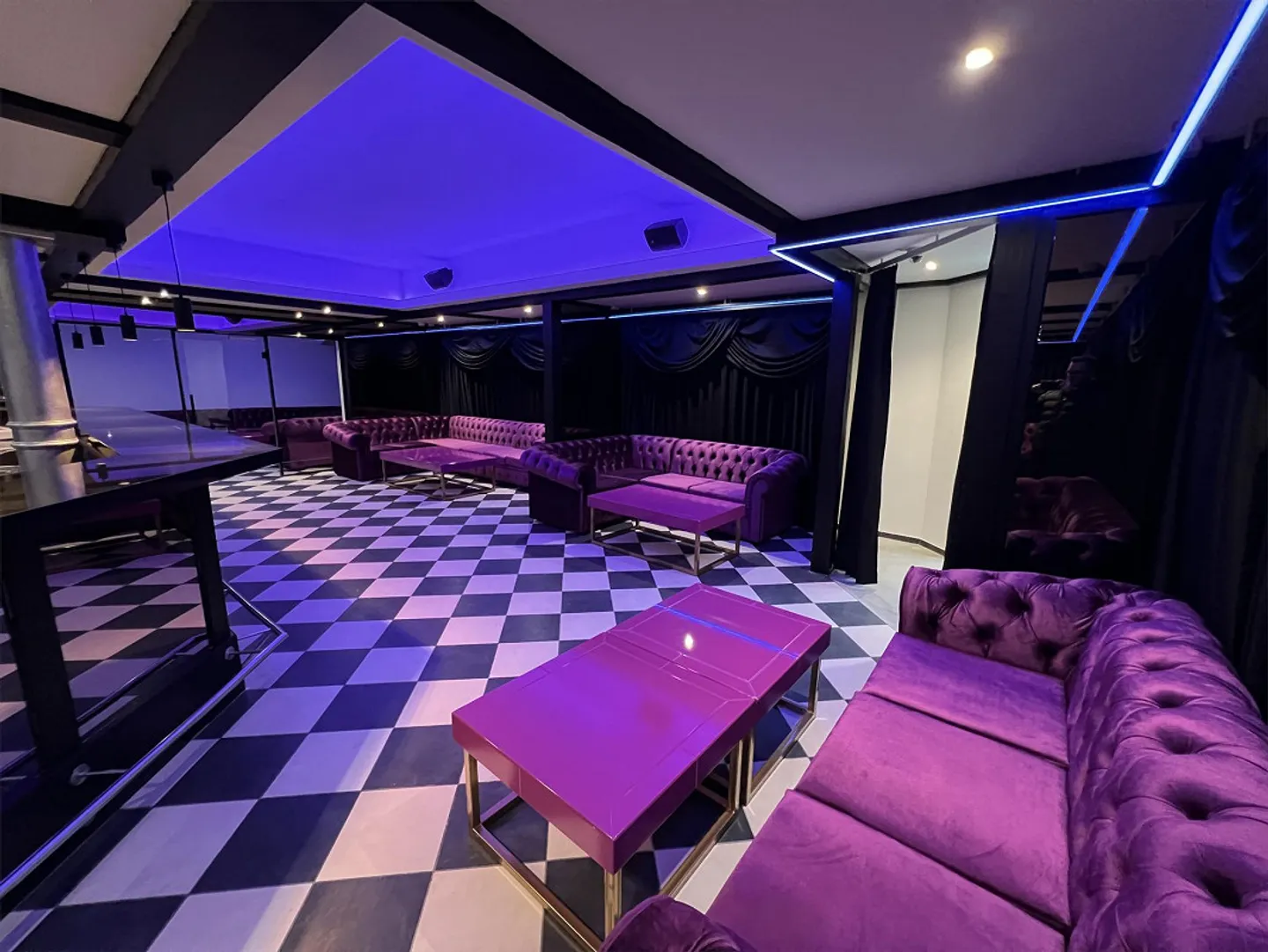 Bar opérationnelle avec équipements de pointe directement à la gare de Wil SG - Photo 3 sur 21