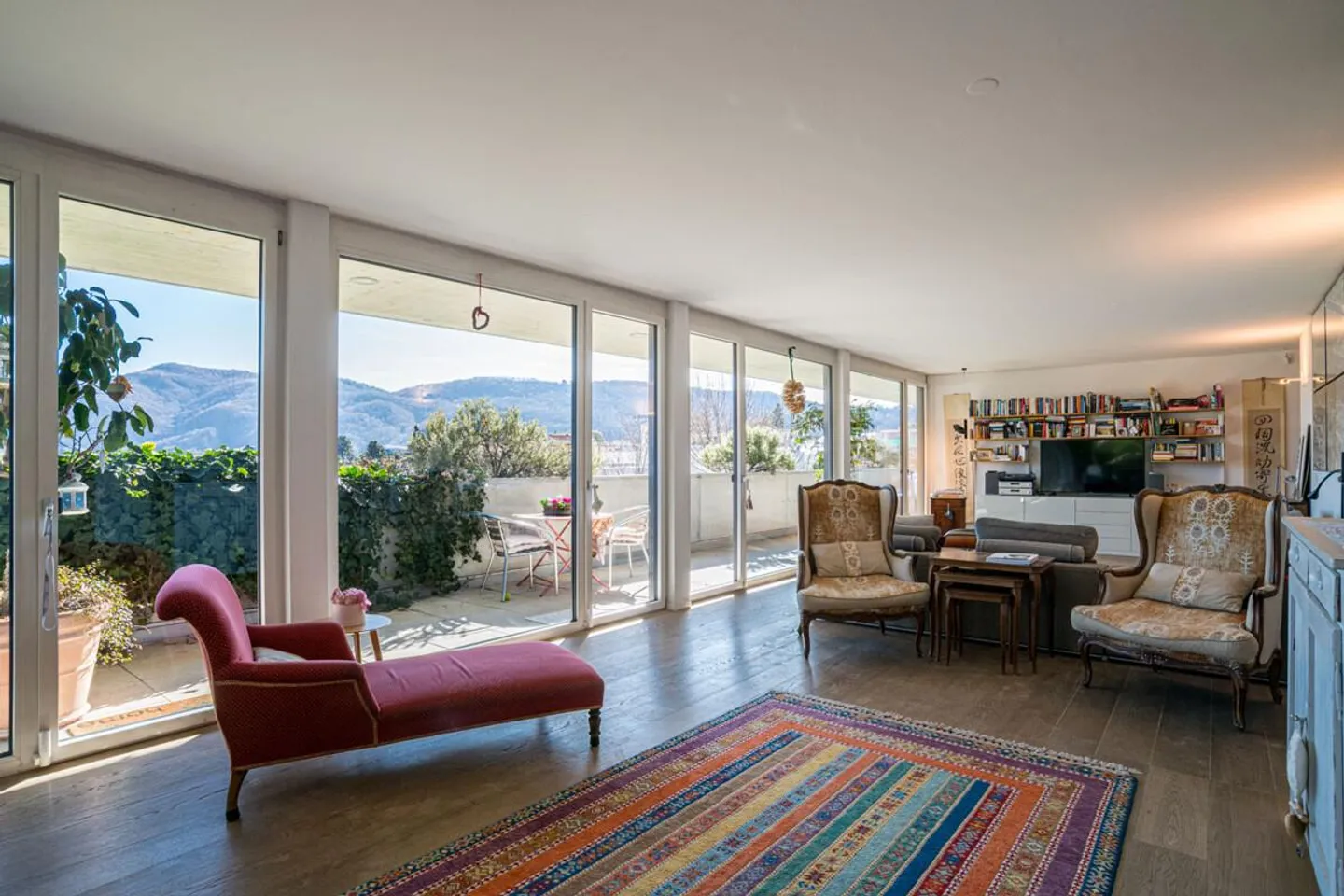 VACALLO – GERÄUMIGE ERDGESCHOSSWOHNUNG MIT GARTEN, ENTSTANDEN AUS DER VEREINIGUNG ZWEIER WOHNUNGEN - Foto 3 von 14