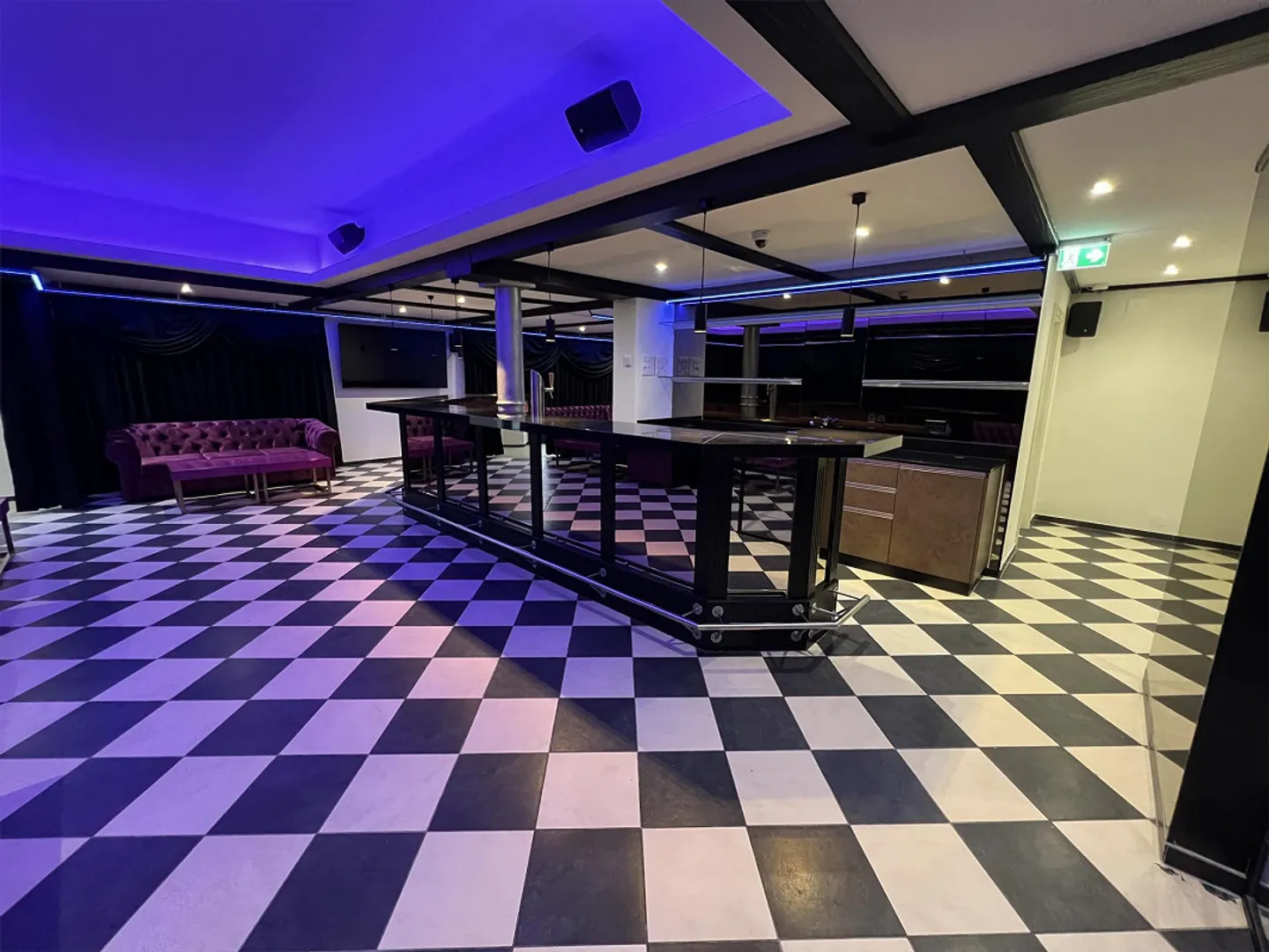 Bar opérationnelle avec équipements de pointe directement à la gare de Wil SG - Photo 5 sur 21