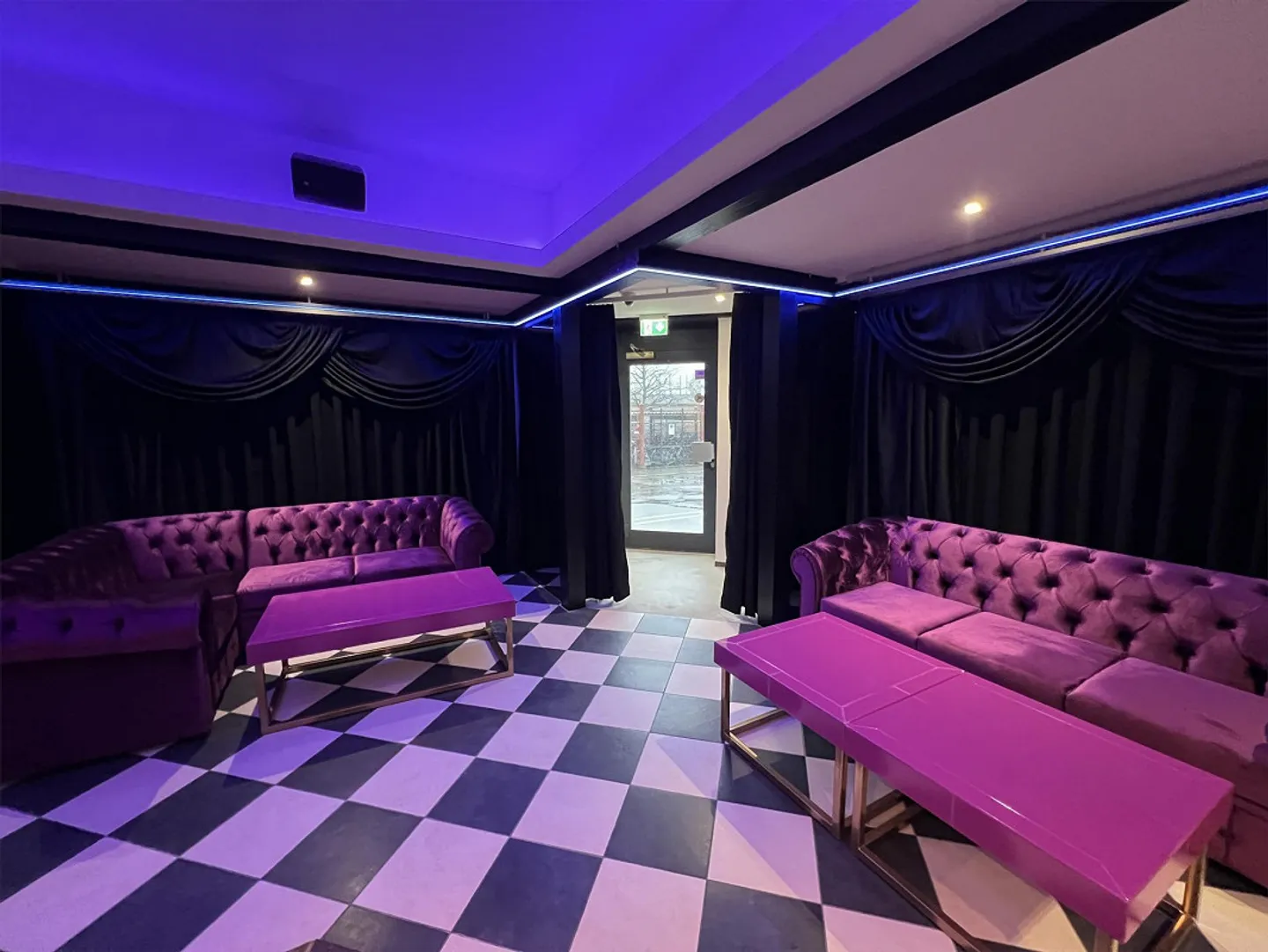 Bar opérationnelle avec équipements de pointe directement à la gare de Wil SG - Photo 8 sur 21