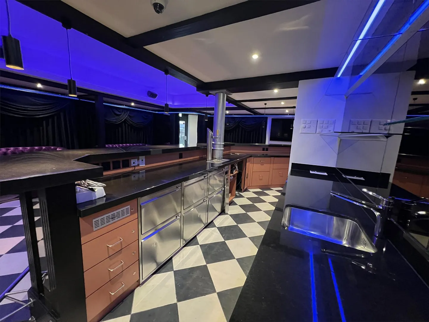 Bar opérationnelle avec équipements de pointe directement à la gare de Wil SG - Photo 6 sur 21