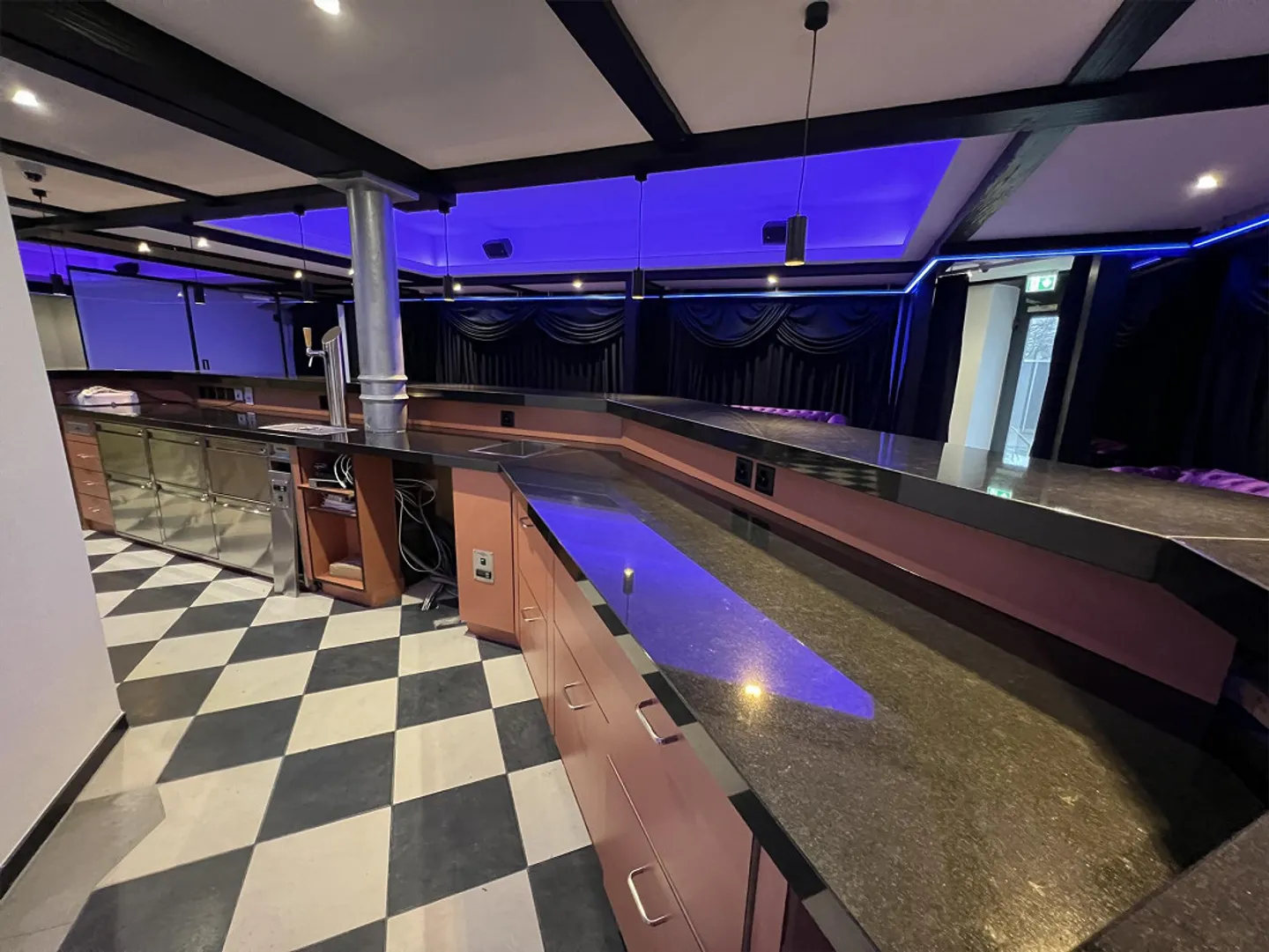 Bar opérationnelle avec équipements de pointe directement à la gare de Wil SG - Photo 7 sur 21