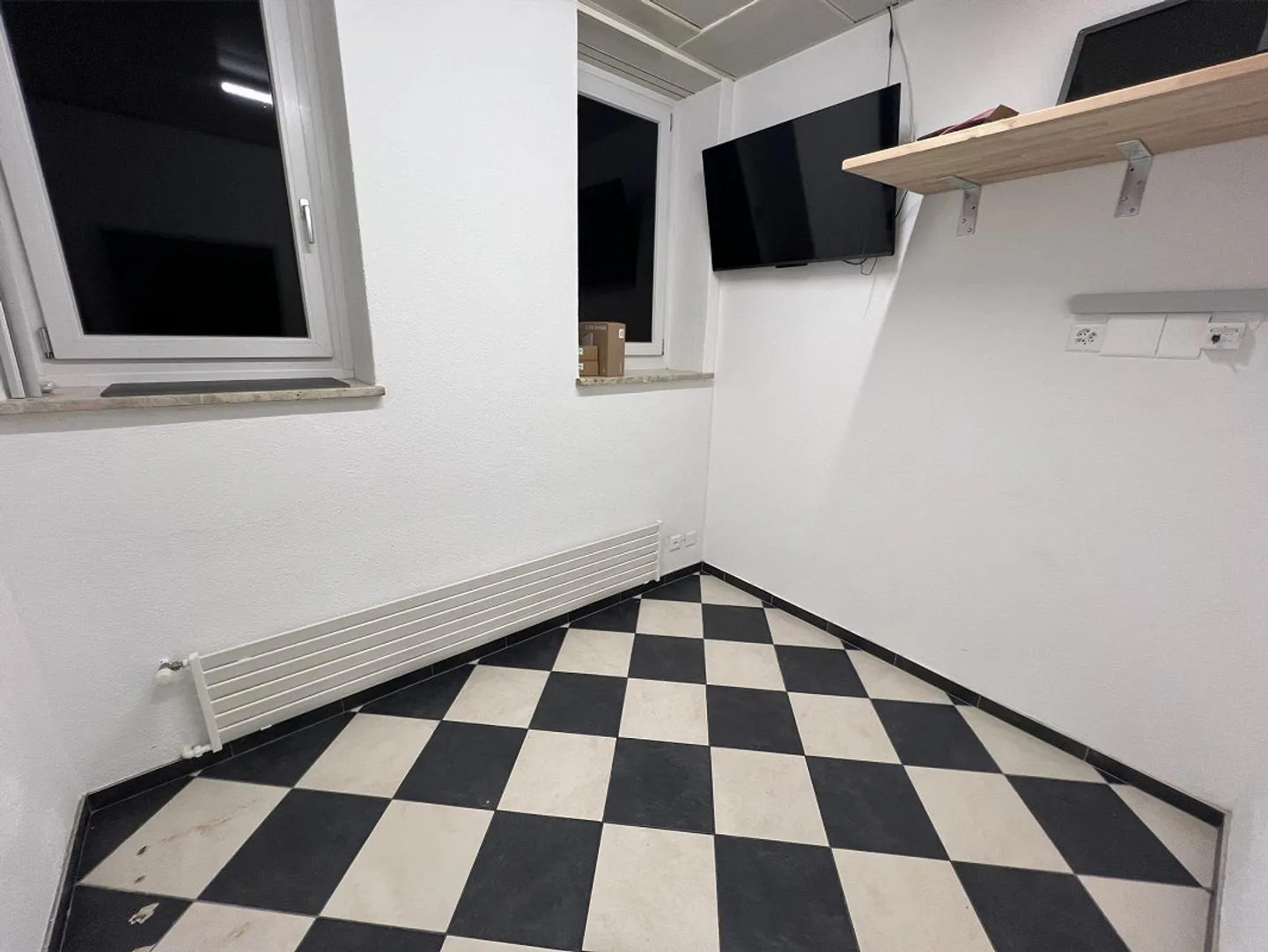 Bar opérationnelle avec équipements de pointe directement à la gare de Wil SG - Photo 12 sur 21