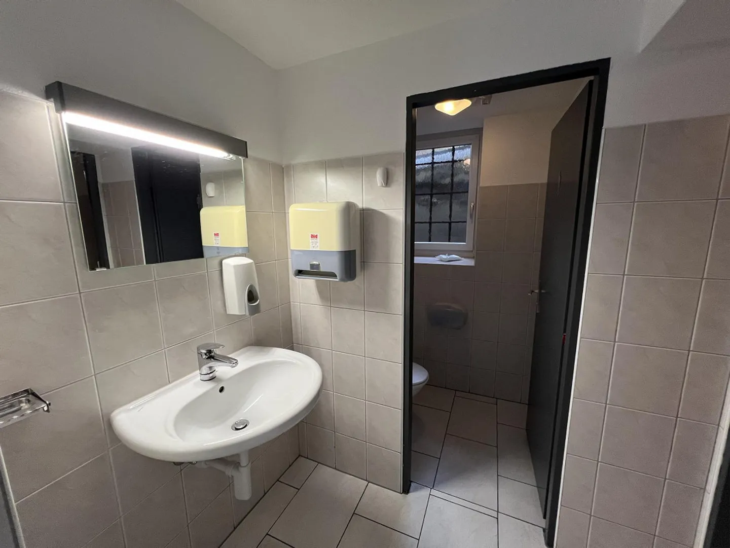 Bar opérationnelle avec équipements de pointe directement à la gare de Wil SG - Photo 14 sur 21