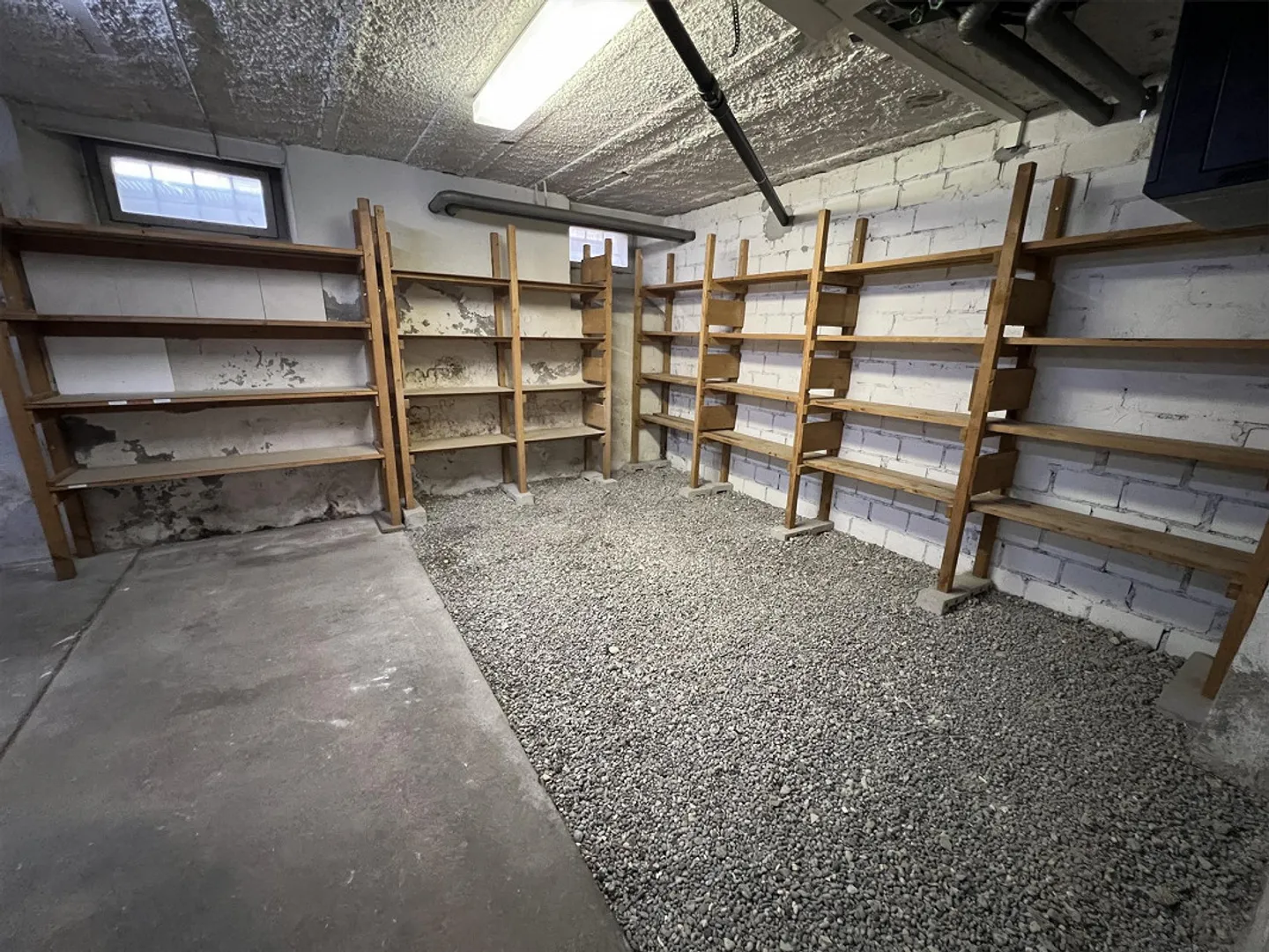 Bar opérationnelle avec équipements de pointe directement à la gare de Wil SG - Photo 16 sur 21