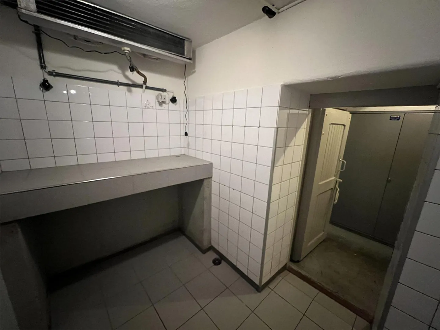 Bar opérationnelle avec équipements de pointe directement à la gare de Wil SG - Photo 20 sur 21