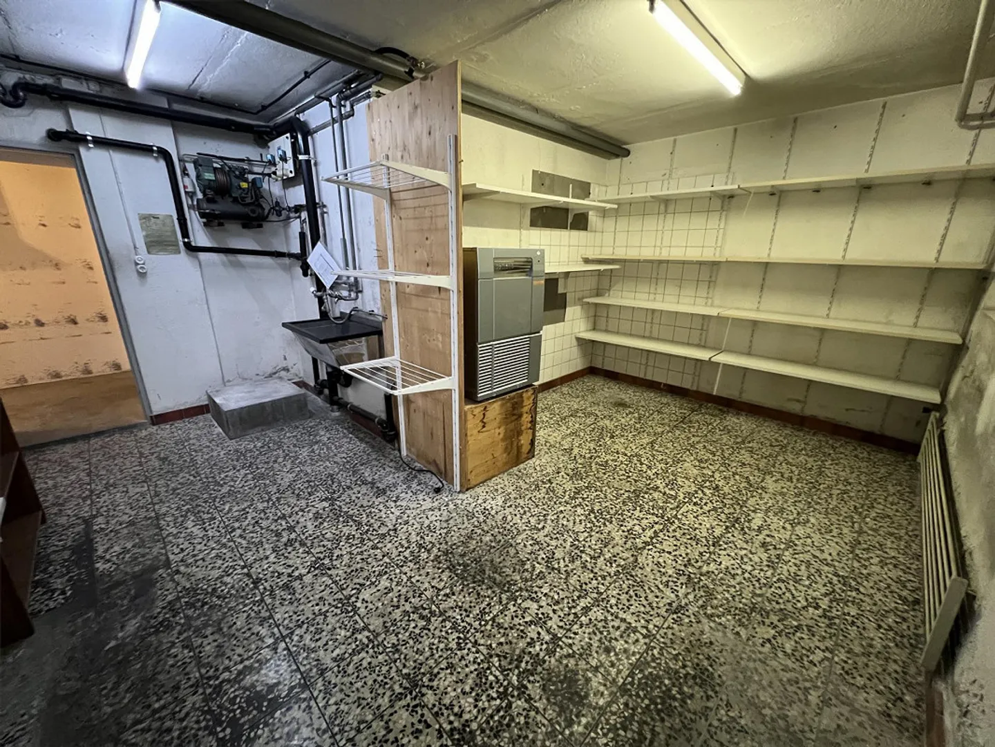 Bar opérationnelle avec équipements de pointe directement à la gare de Wil SG - Photo 18 sur 21