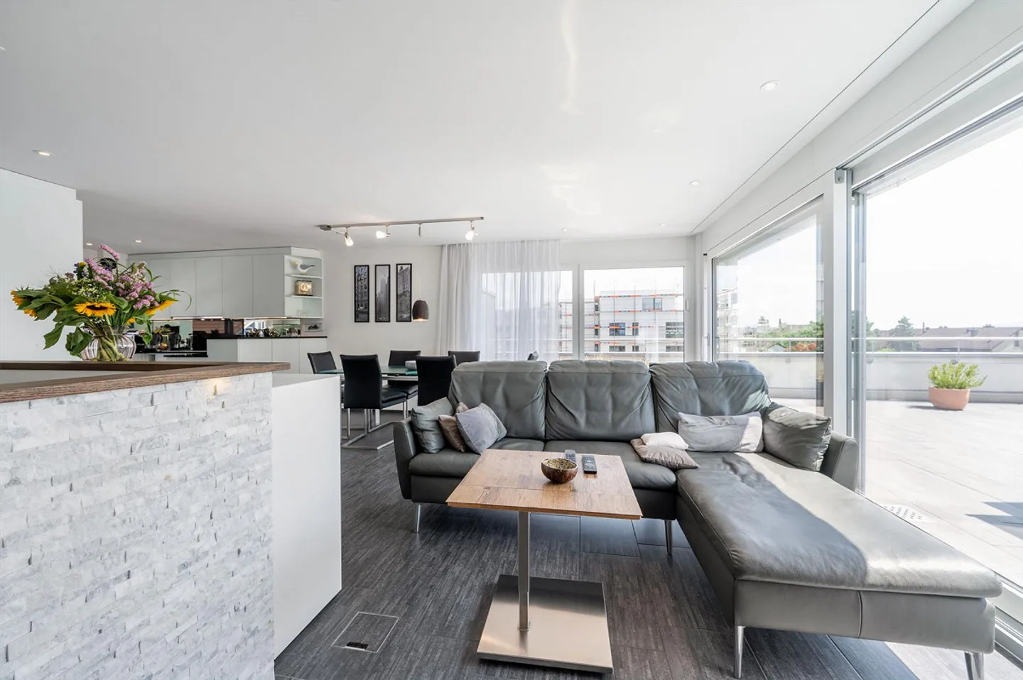 Exclusive living in the penthouse with plenty of privacy - Photo 4 of 13