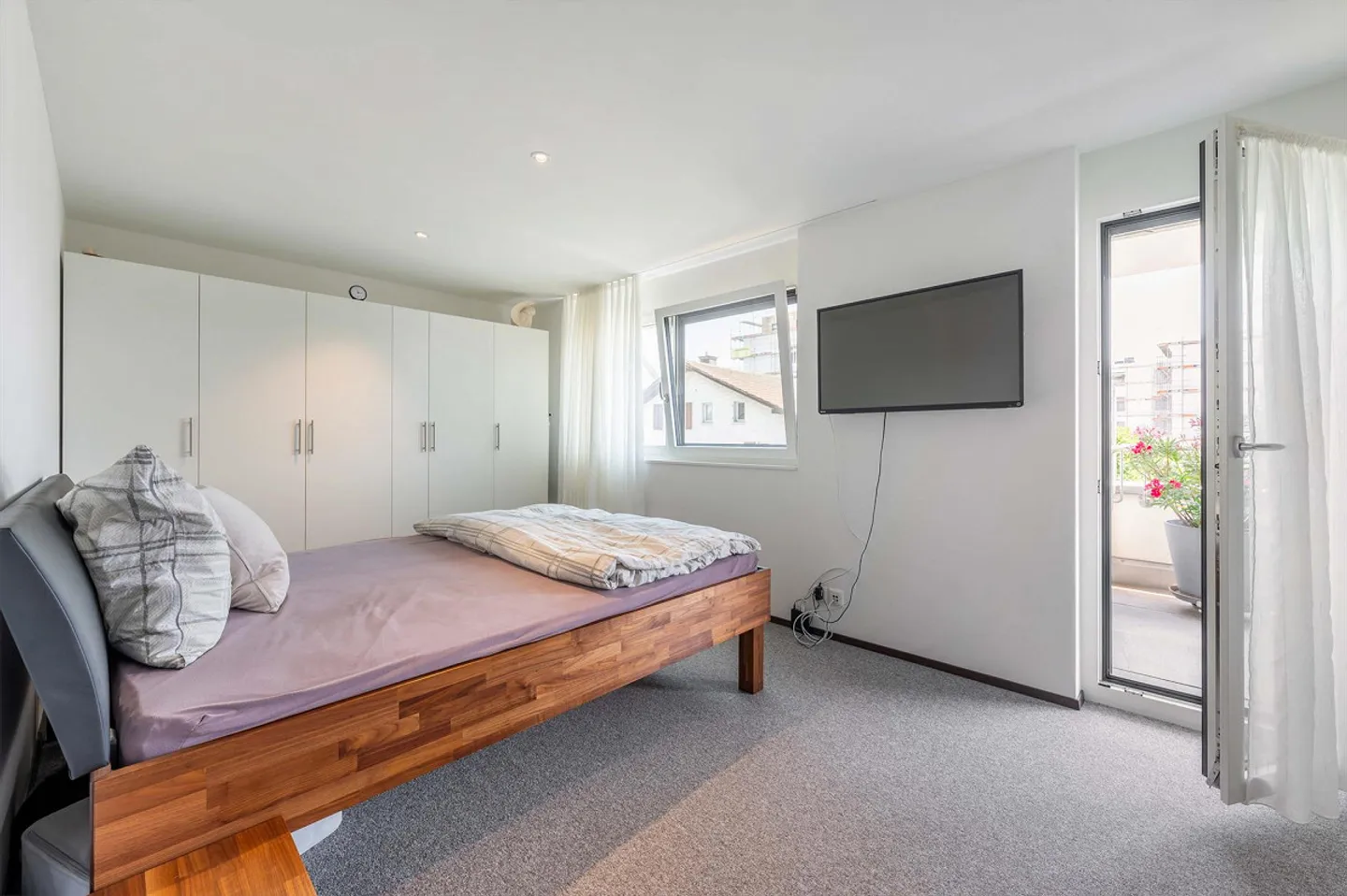 Exclusive living in the penthouse with plenty of privacy - Photo 8 of 13