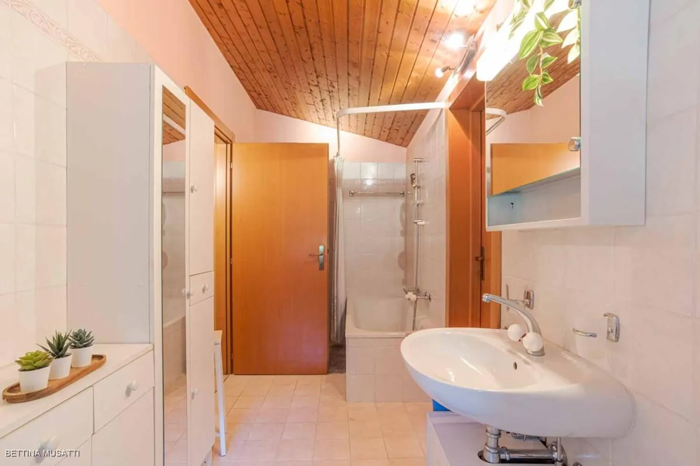 CAPOLAGO – TYPISCHES HAUS MIT KELLER: TRADITION UND ENTSPANNUNG - Foto 8 von 14