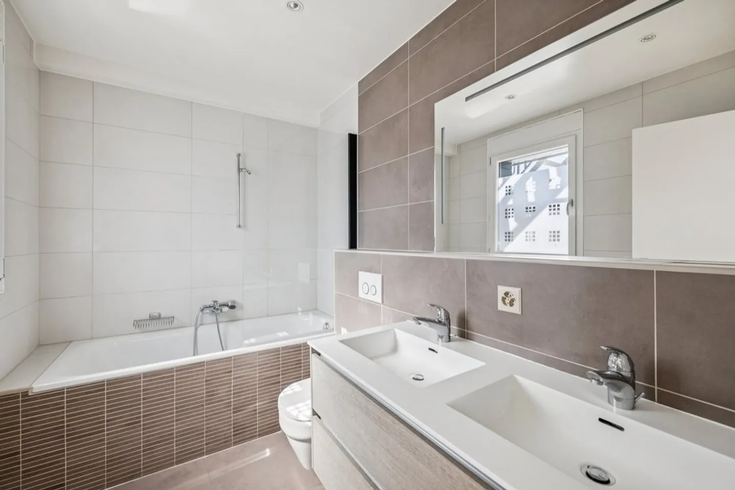 Spacious and bright magnificent penthouse close to Lake Geneva - Photo 10 of 11