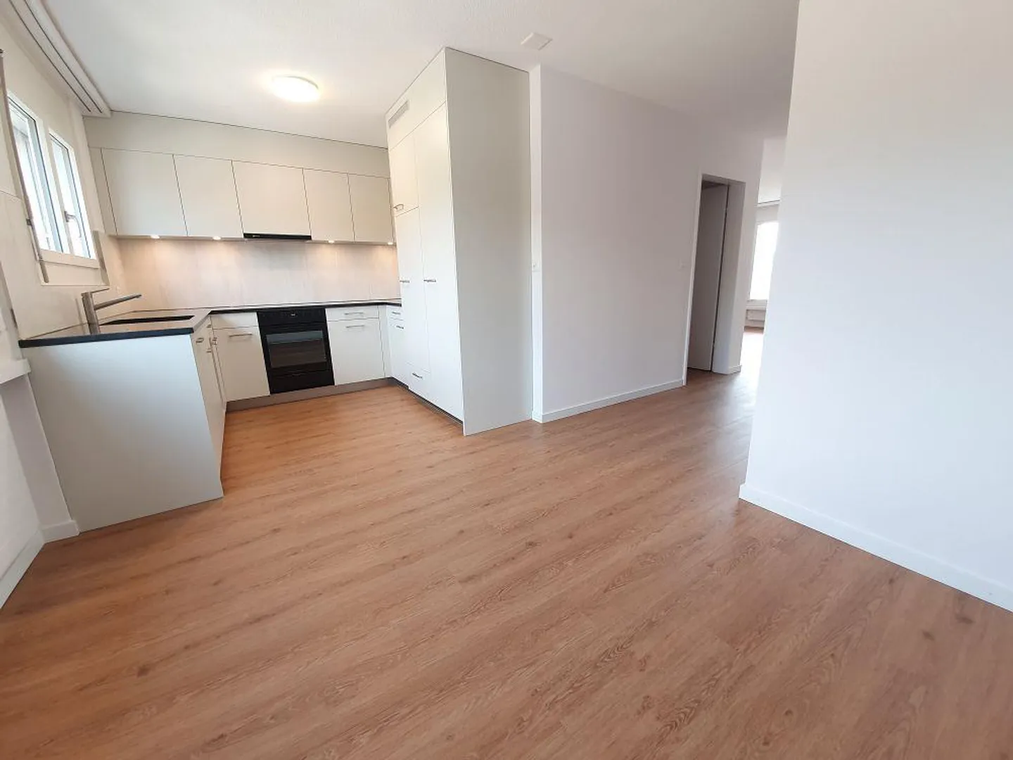 Moderne und grosszügige Wohnung im Herzen von Neuhausen - Foto 2 von 10