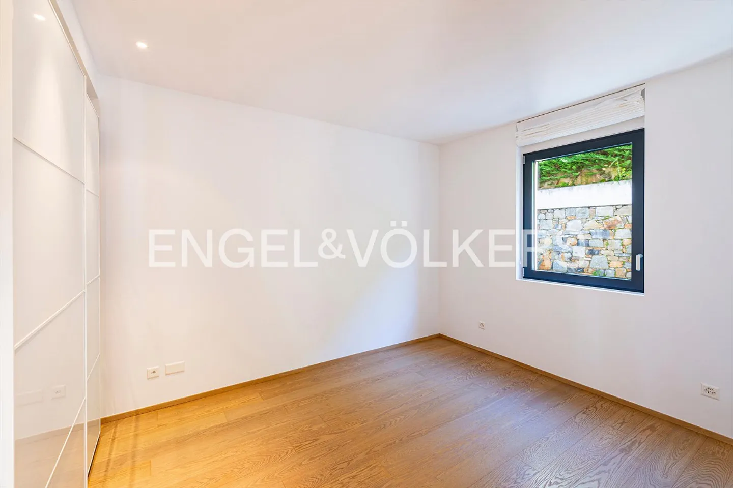 Due Passi dal Lago: Eleganza e Vista Mozzafiato Tra Acqua e Verde - Foto 8 di 13