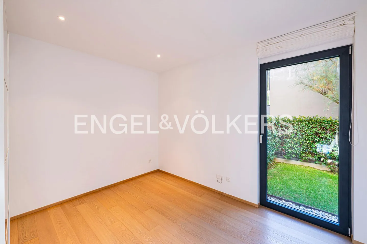 Due Passi dal Lago: Eleganza e Vista Mozzafiato Tra Acqua e Verde - Foto 9 di 13