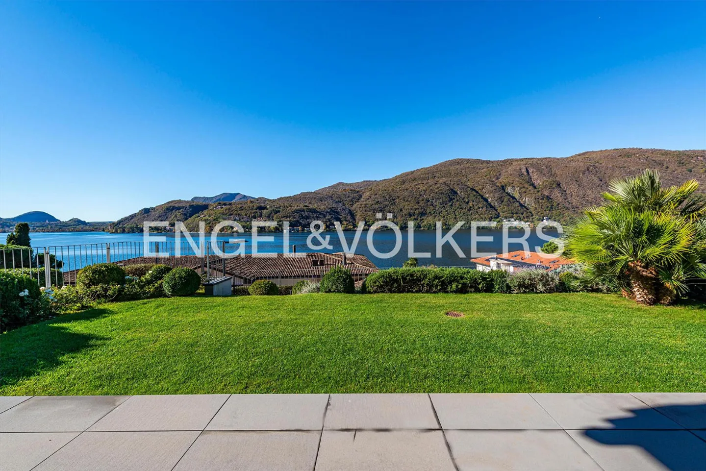 Due Passi dal Lago: Eleganza e Vista Mozzafiato Tra Acqua e Verde - Foto 13 di 13