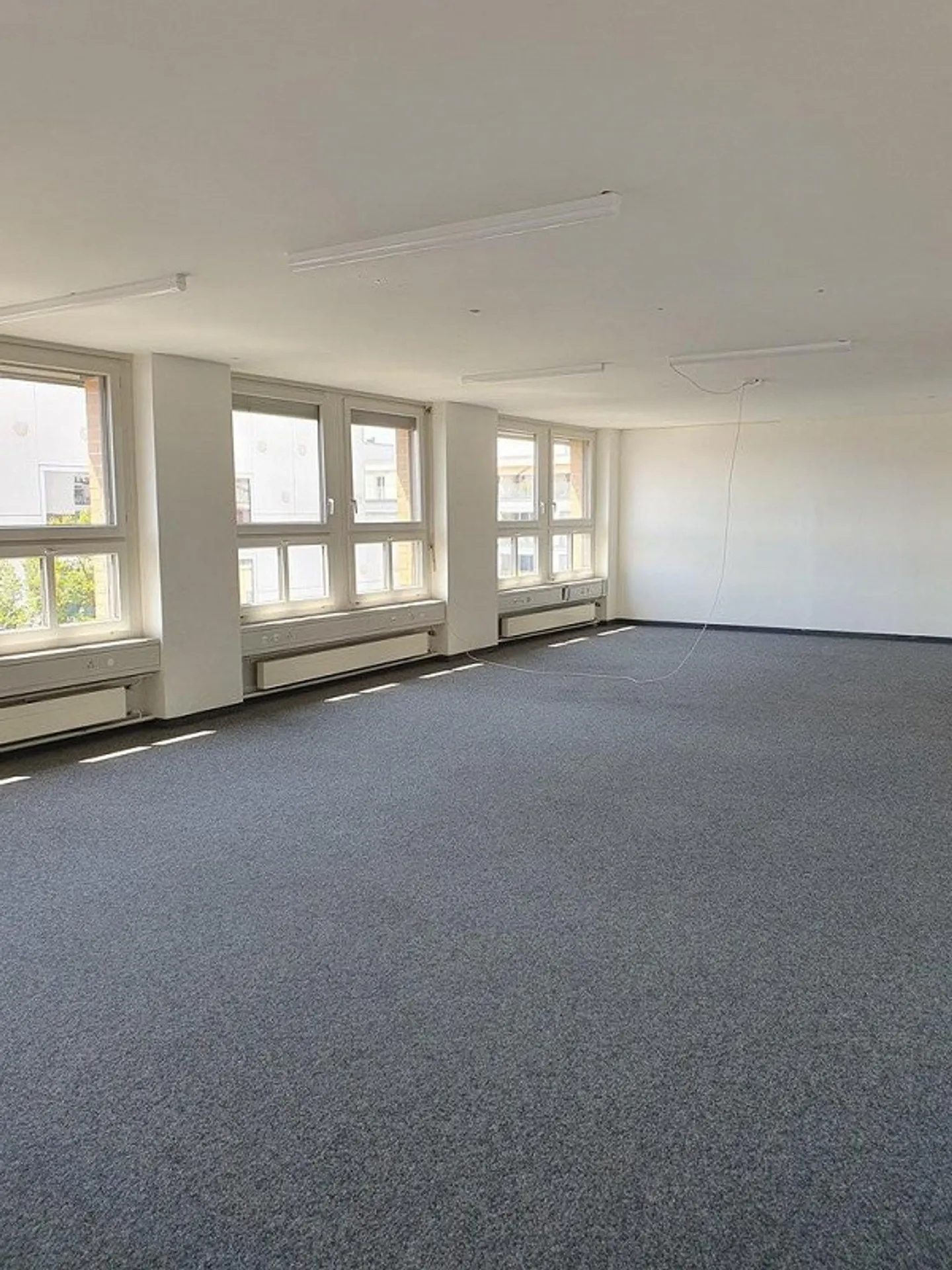 Bureaux modernes et prêts à emménager avec parkings - Photo 1 sur 10